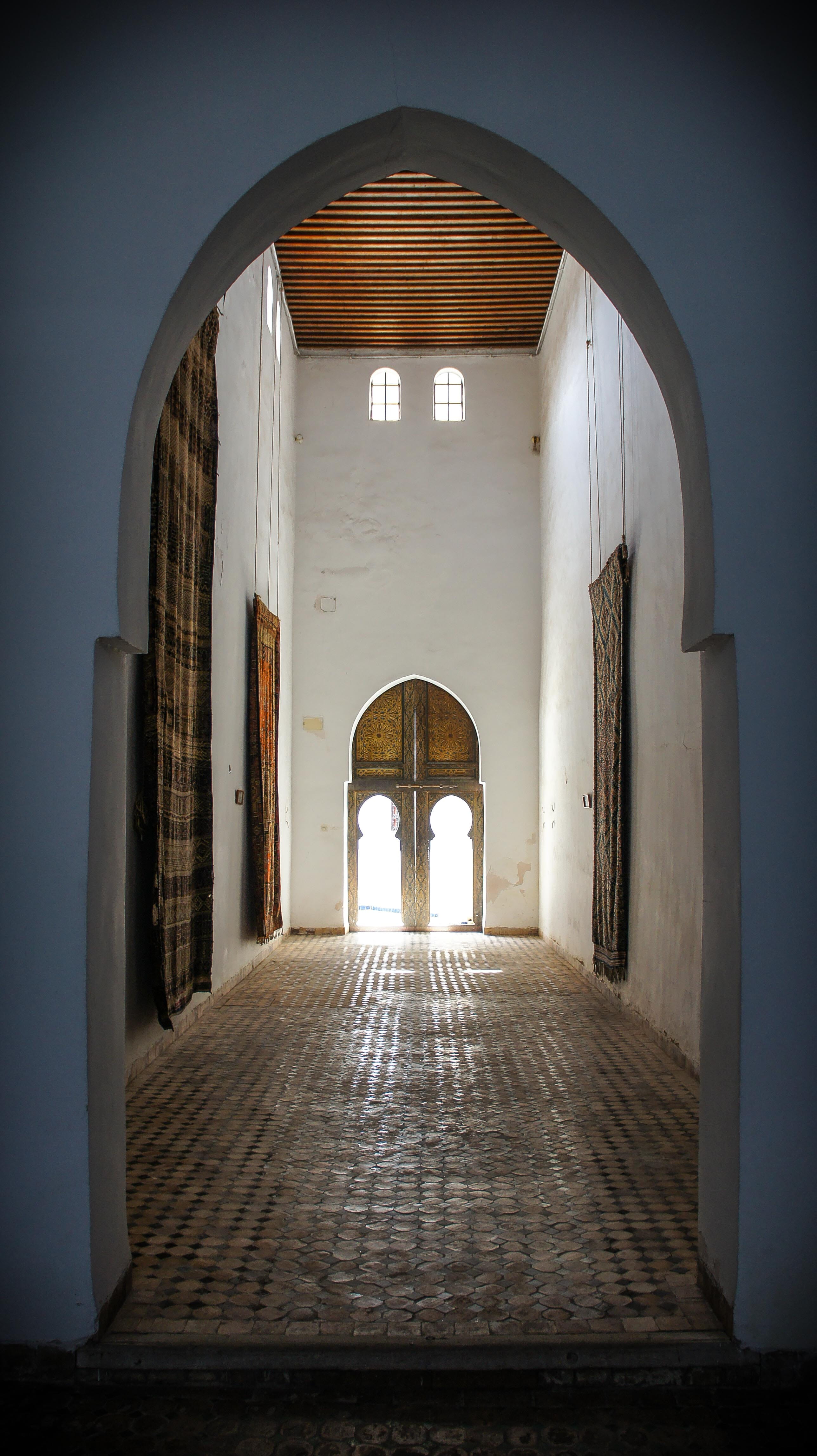arabic, entrance, the past, house, day, no people, history, architectural column, 4K, arched, sunlight, arch, light, absence, building, morocco, corridor, Phone HD Wallpaper