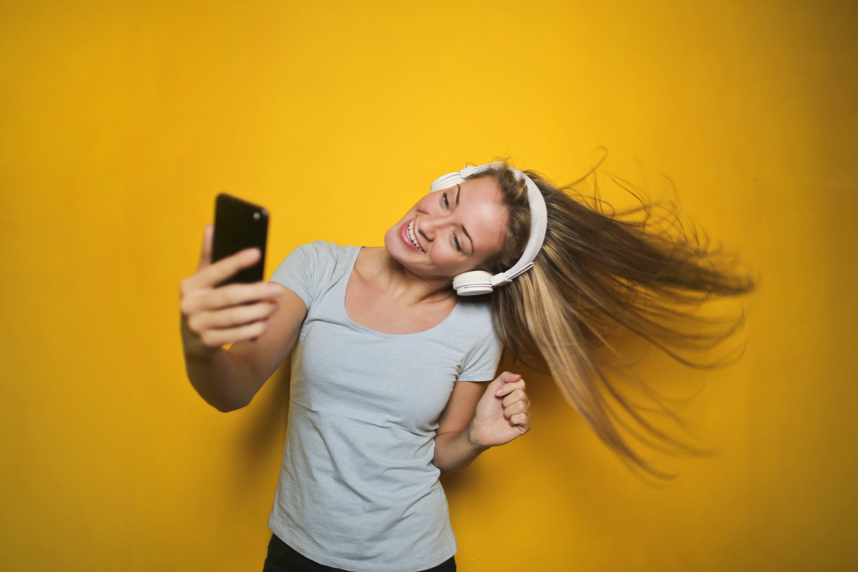 smart, cheerful, connection, listening, holding, wireless, hair, dancing, smart phone, happiness, wireless technology, mobile phone, yellow background, HD Wallpaper