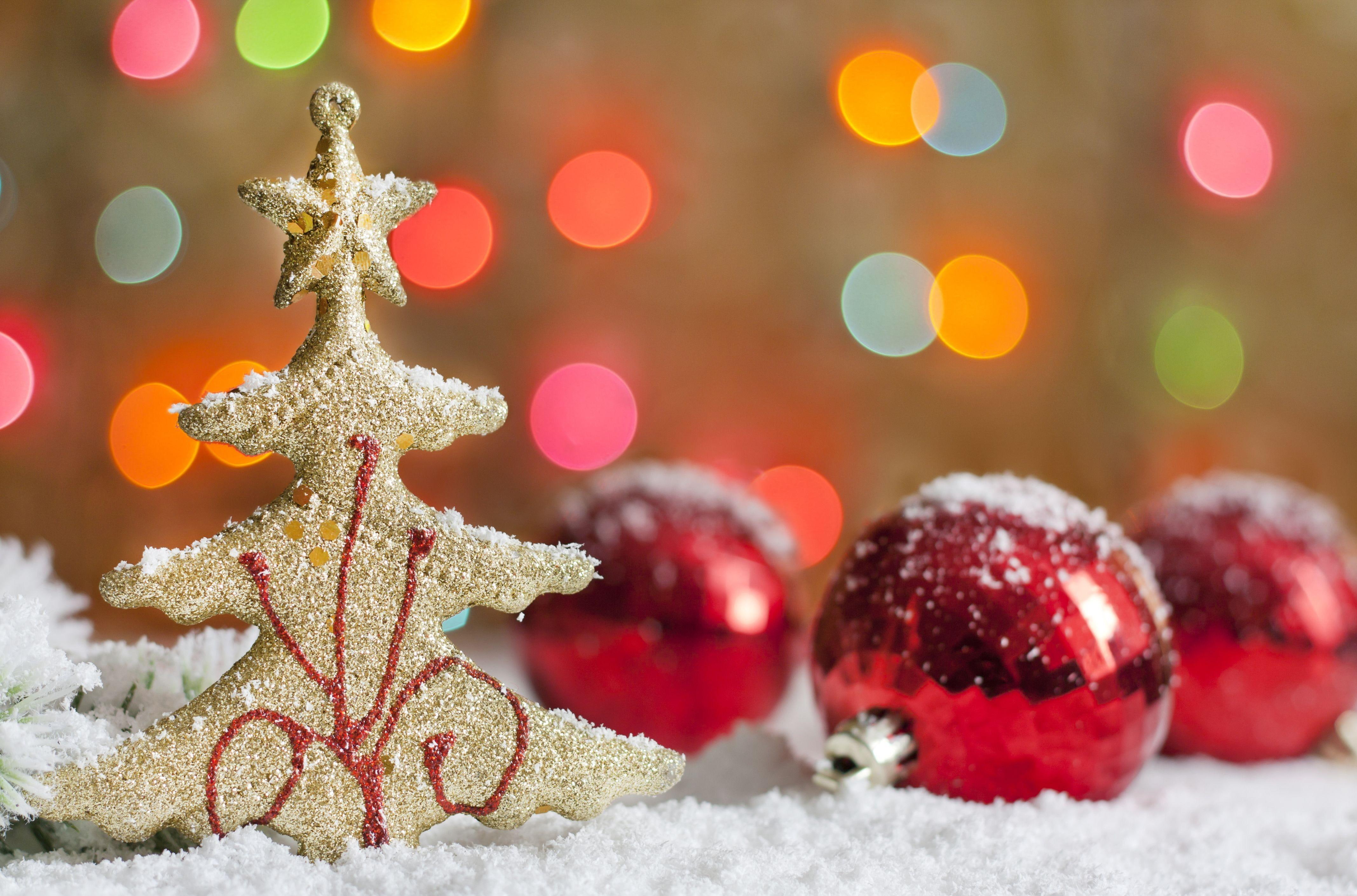 close-up, ornaments, balls, miniature, christmas, tree, baubles, 4K, christmas tree, close, three, red, HD Wallpaper