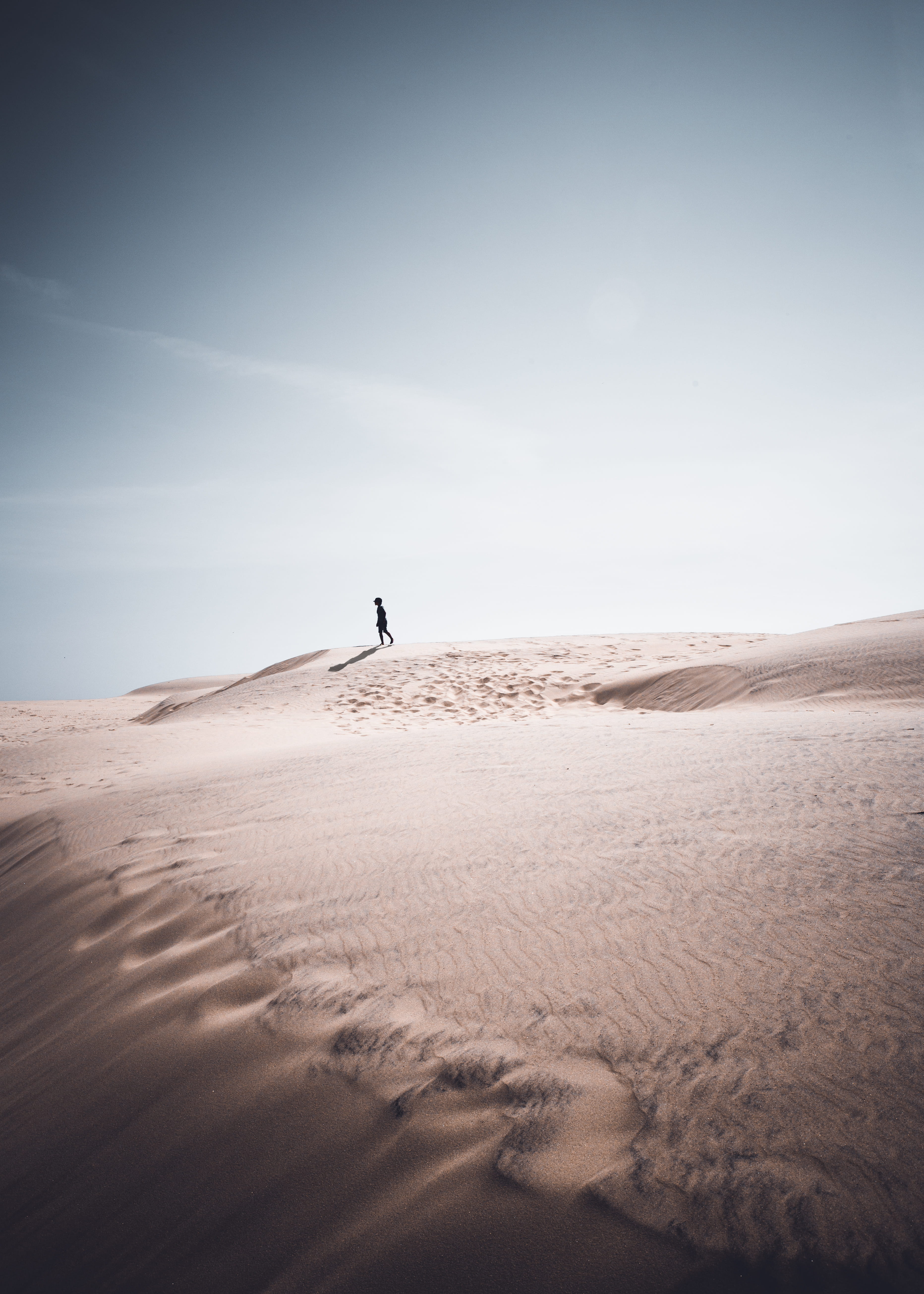 5K, dry, desolate, tranquility, beauty in nature, non-urban scene, sand, sky, man, vignette, blue skie, shadow, climate, environment, lost, hd, hot, heat, Phone HD Wallpaper