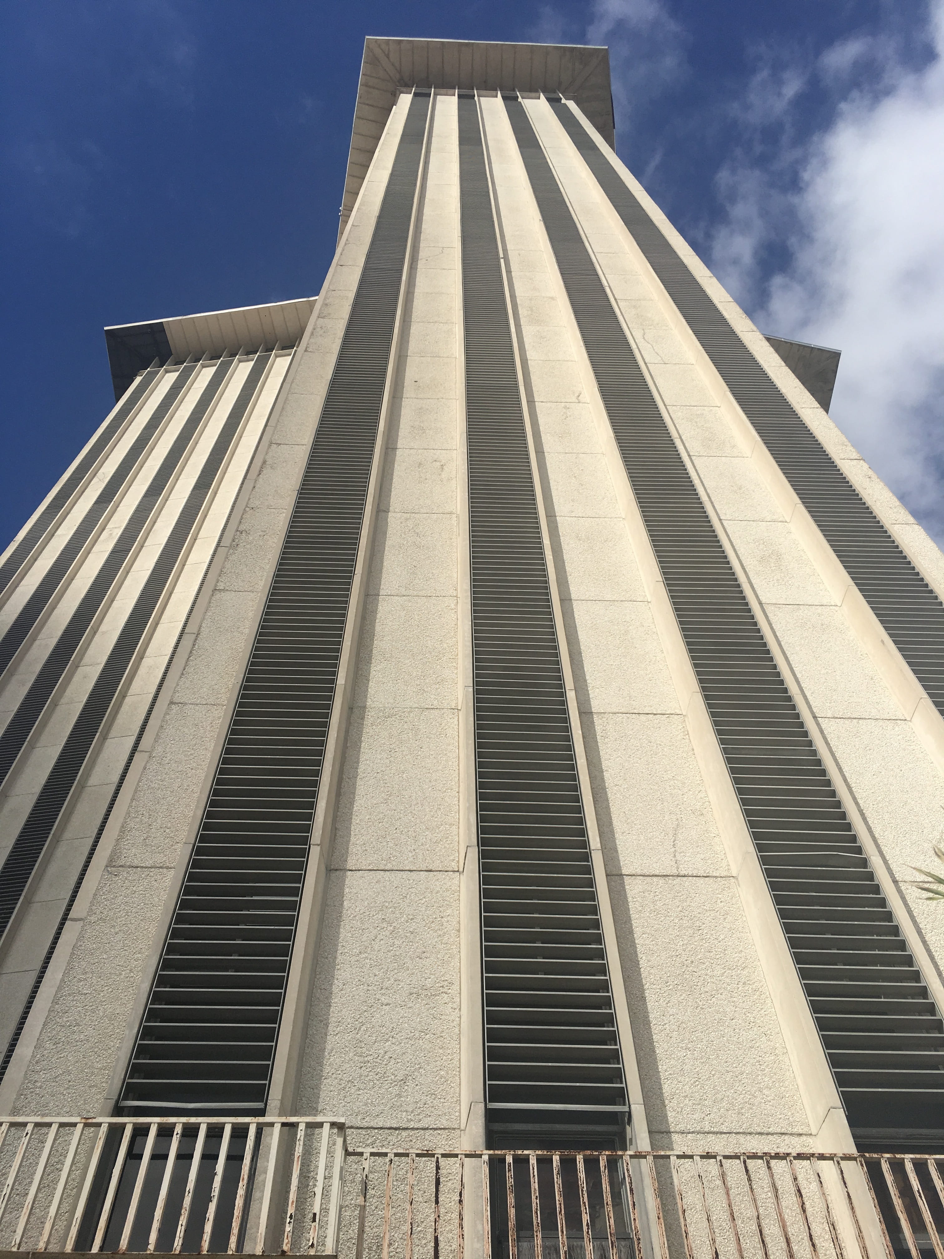 international trade mart, contemporary, skyscraper, new orleans, tower, pattern, architecture, built structure, outdoors, city, cloud - sky, urban, architectural column, Phone HD Wallpaper