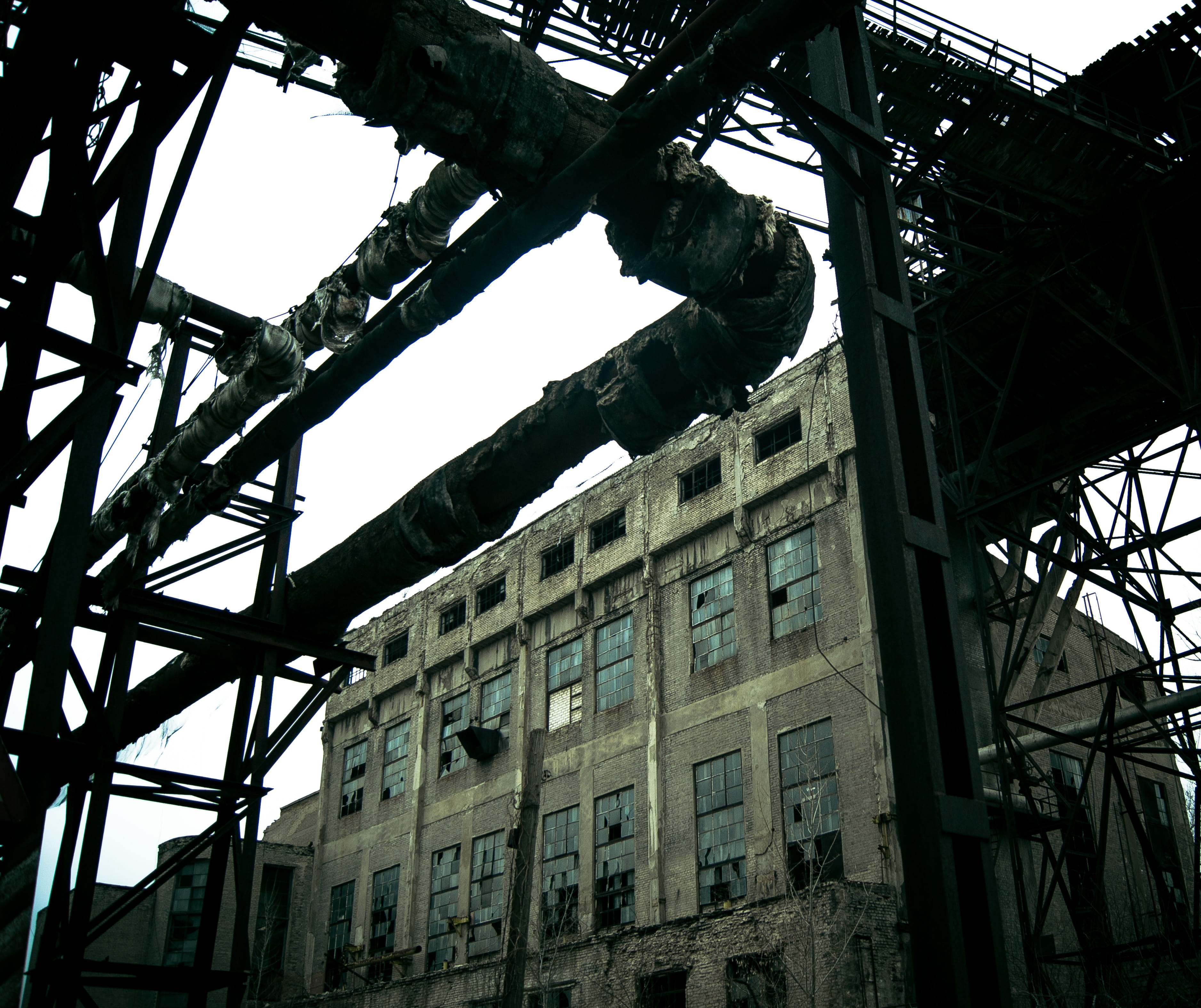 scared, building exterior, low angle view, ruined, built structure, sky, sovmod, window, 2K, old, architecture, damaged, windows, nature, construction industry, HD Wallpaper