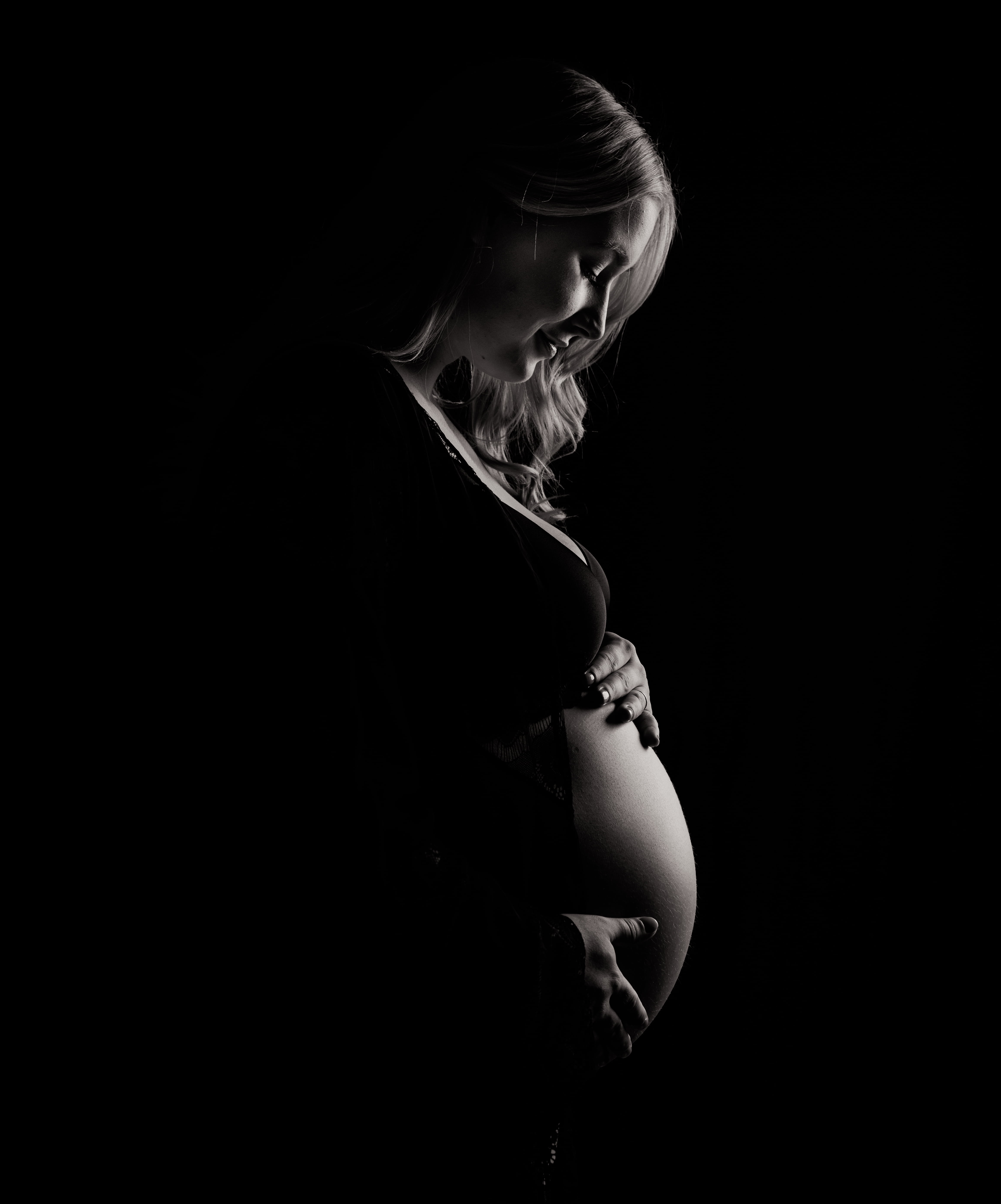 women, pregnant, black and white, copy space, woman, care, children only, belly, 5K, emotion, black, child, beginnings, people, side view, dark, human abdomen, Phone HD Wallpaper