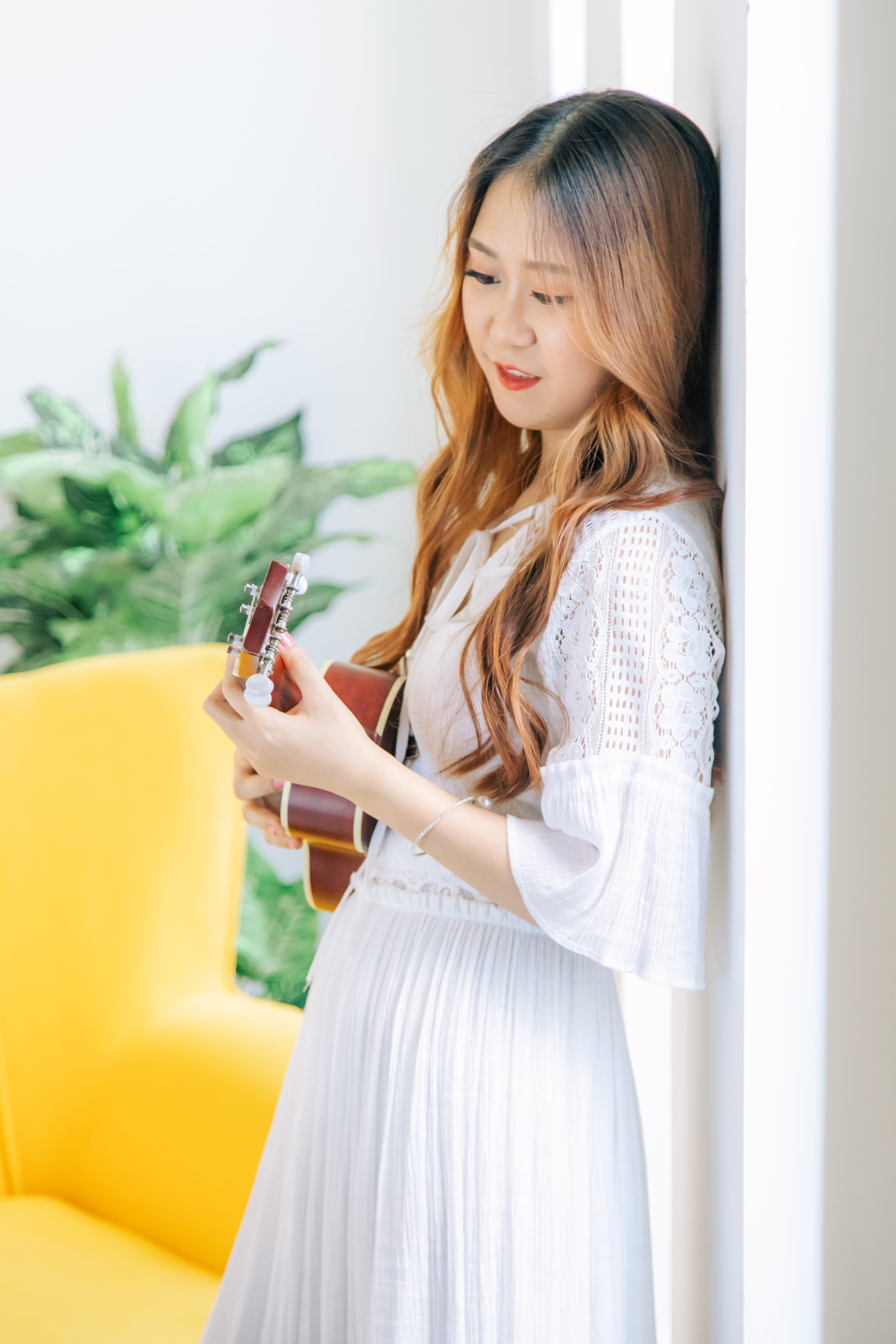 beautiful woman, lifestyles, leisure activity, relaxation, beauty, hairstyle, contemporary, portrait, hair, indoors, strumming, long hair, pretty, lifestyle, Phone HD Wallpaper