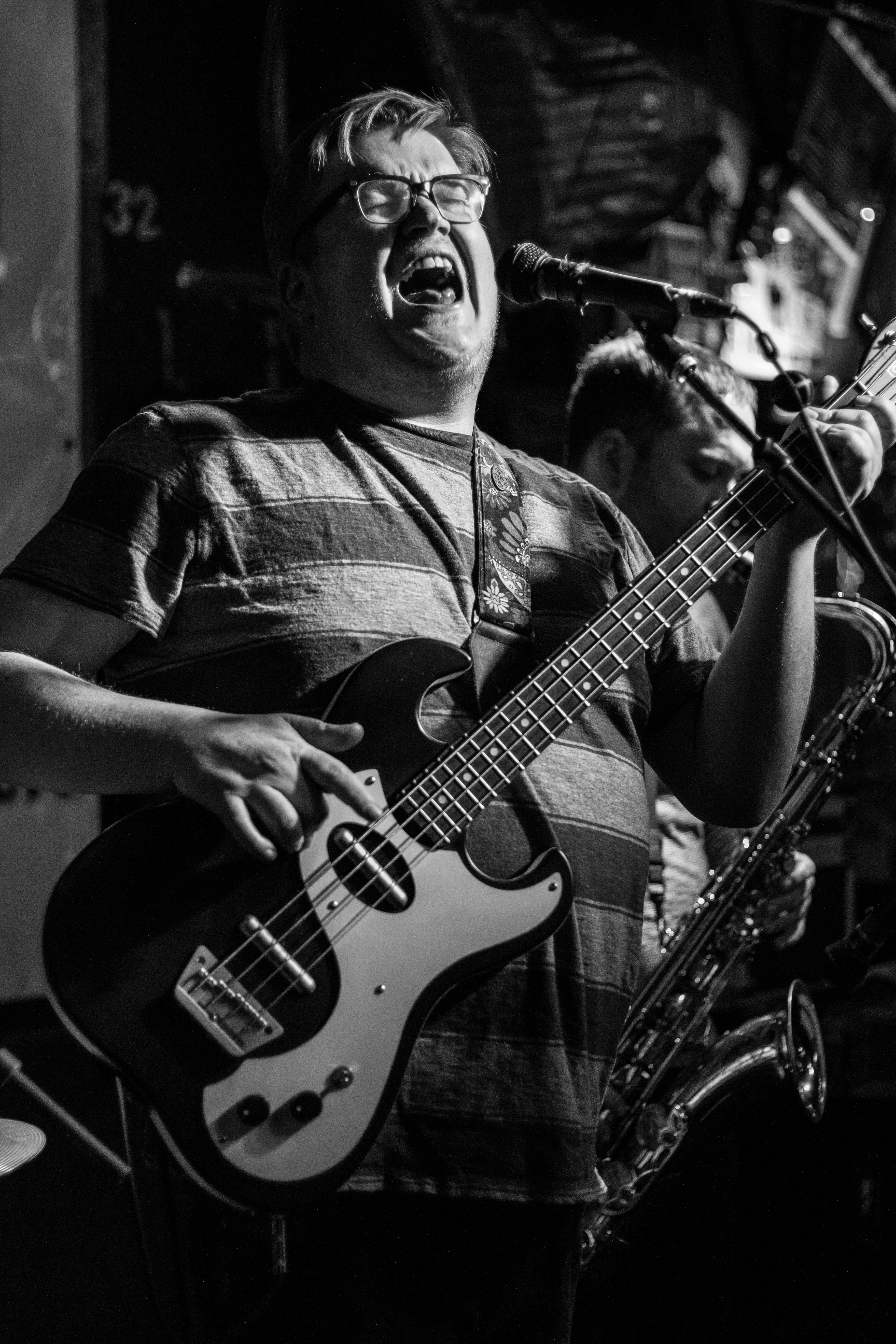 black and white, count rockula, skill, singer, arts culture and entertainment, rock and roll, expression, input device, one man only, men, guitar, music, Phone HD Wallpaper
