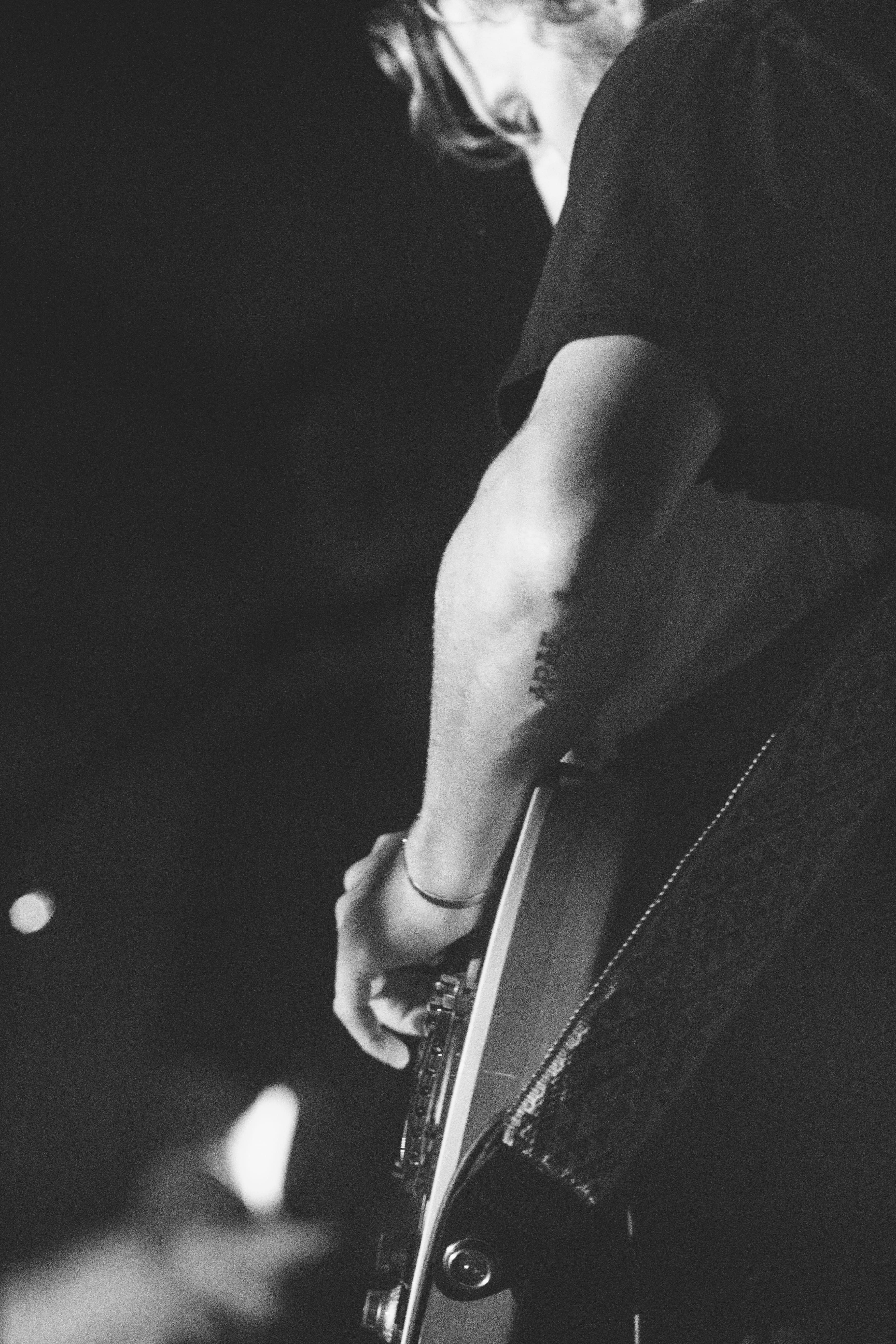 5K, playing, human hand, entertainment occupation, stage, musician, music, string instrument, ben howard, guitar, live music, real people, finger, Phone HD Wallpaper