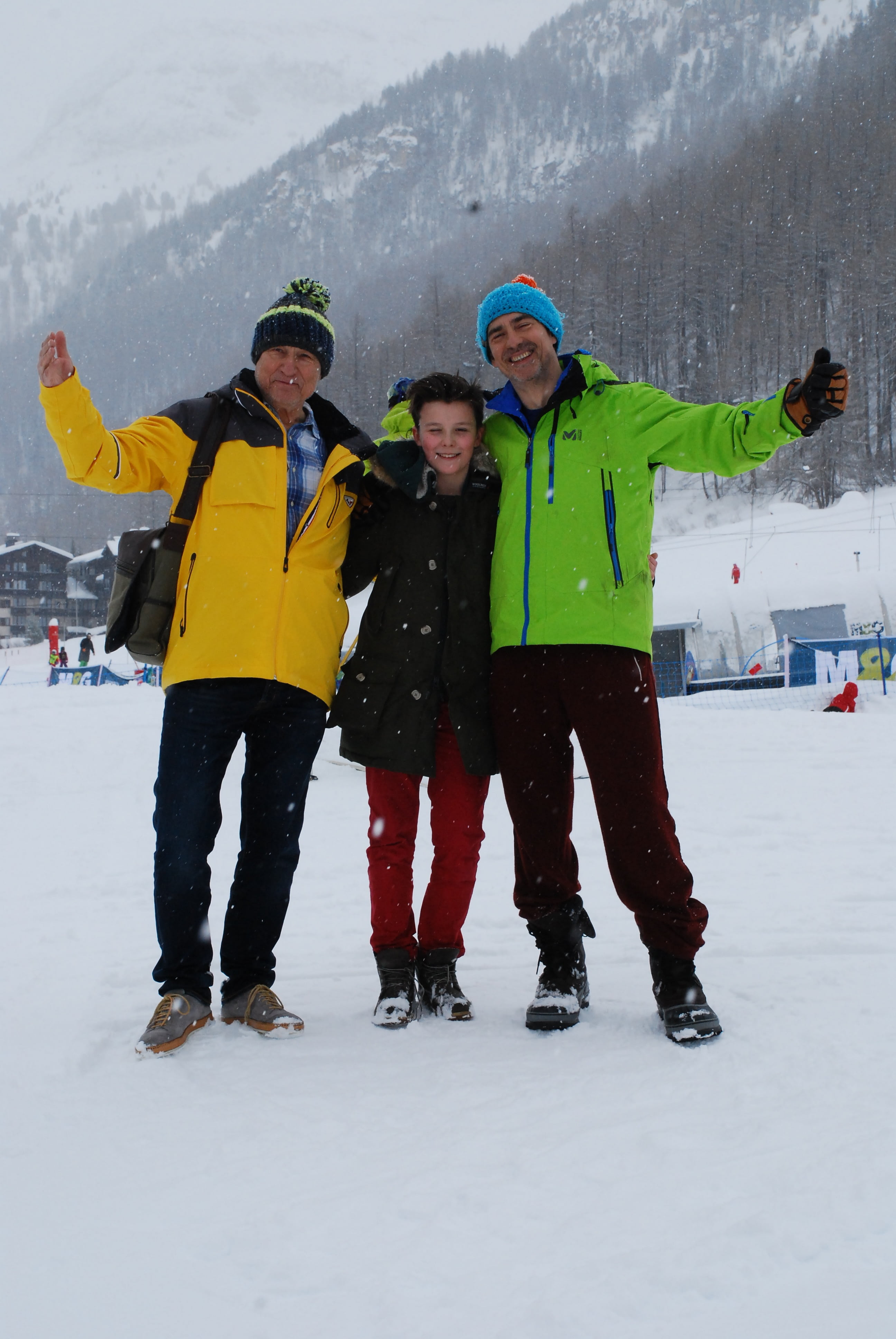 day, winter, france, 4K, ski holiday, sport, mature men, smile, cold temperature, winter sport, real people, outdoors, males, father, emotion, full length, Phone HD Wallpaper