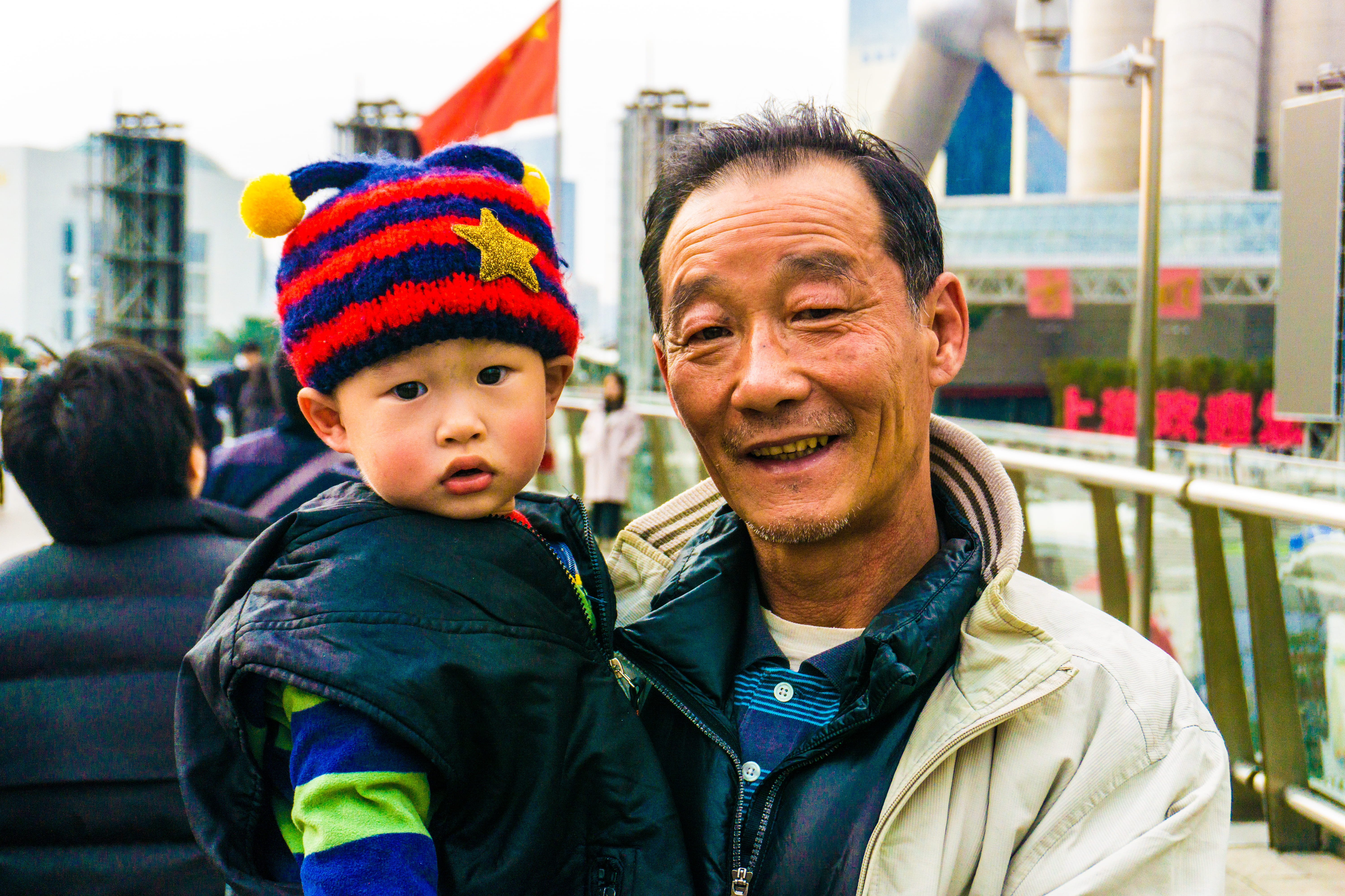 visit, family, togetherness, outdoors, positive emotion, clothing, son, childhood, 5K, mid adult, shanghai, real people, people, males, emotion, warm clothing, HD Wallpaper