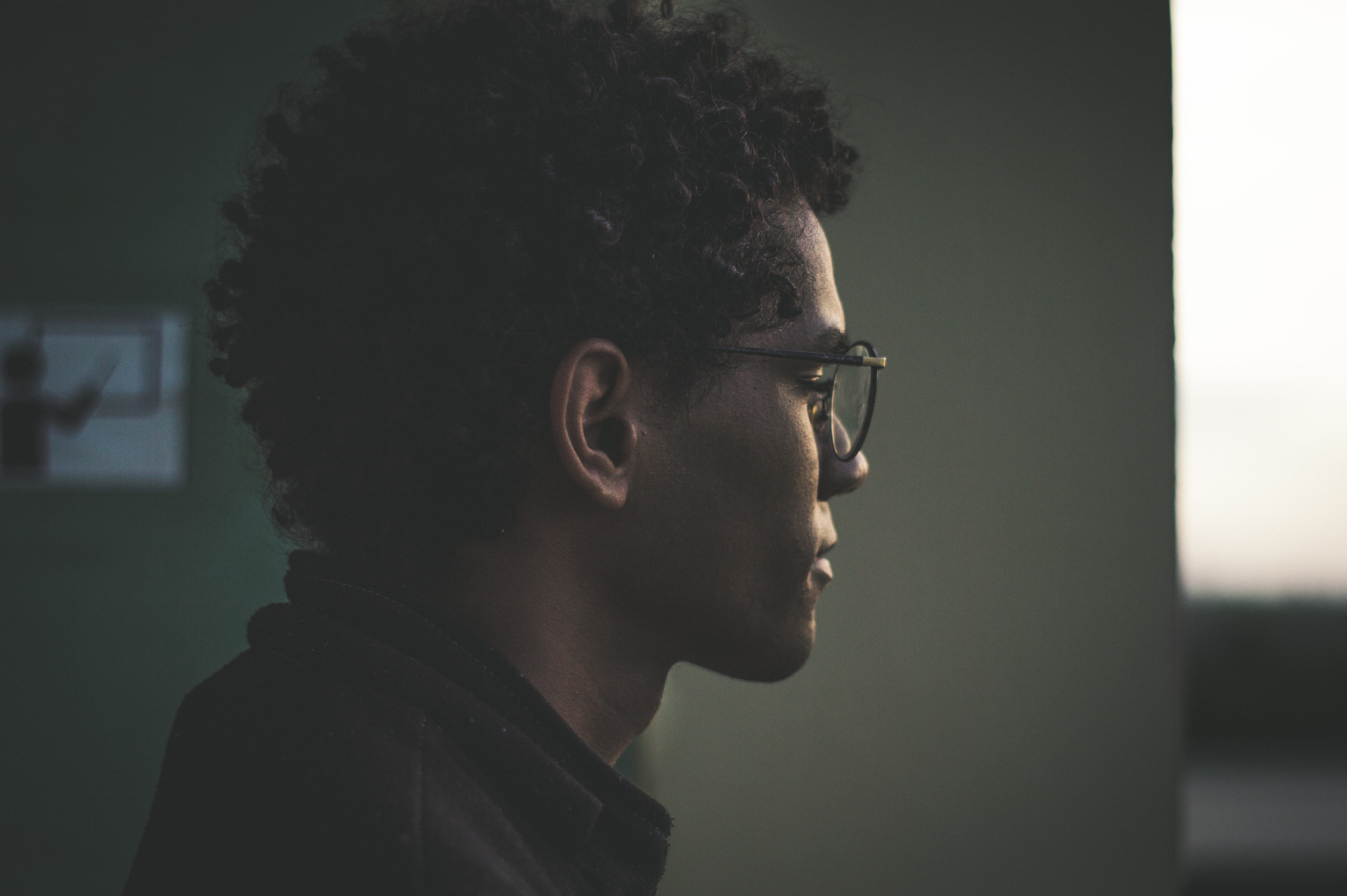 eyeglasses, hairstyle, portrait, focus on foreground, looking, side view, 5K, framed, glasses, afternoon, leisure activity, young men, hipster, contemplation, HD Wallpaper