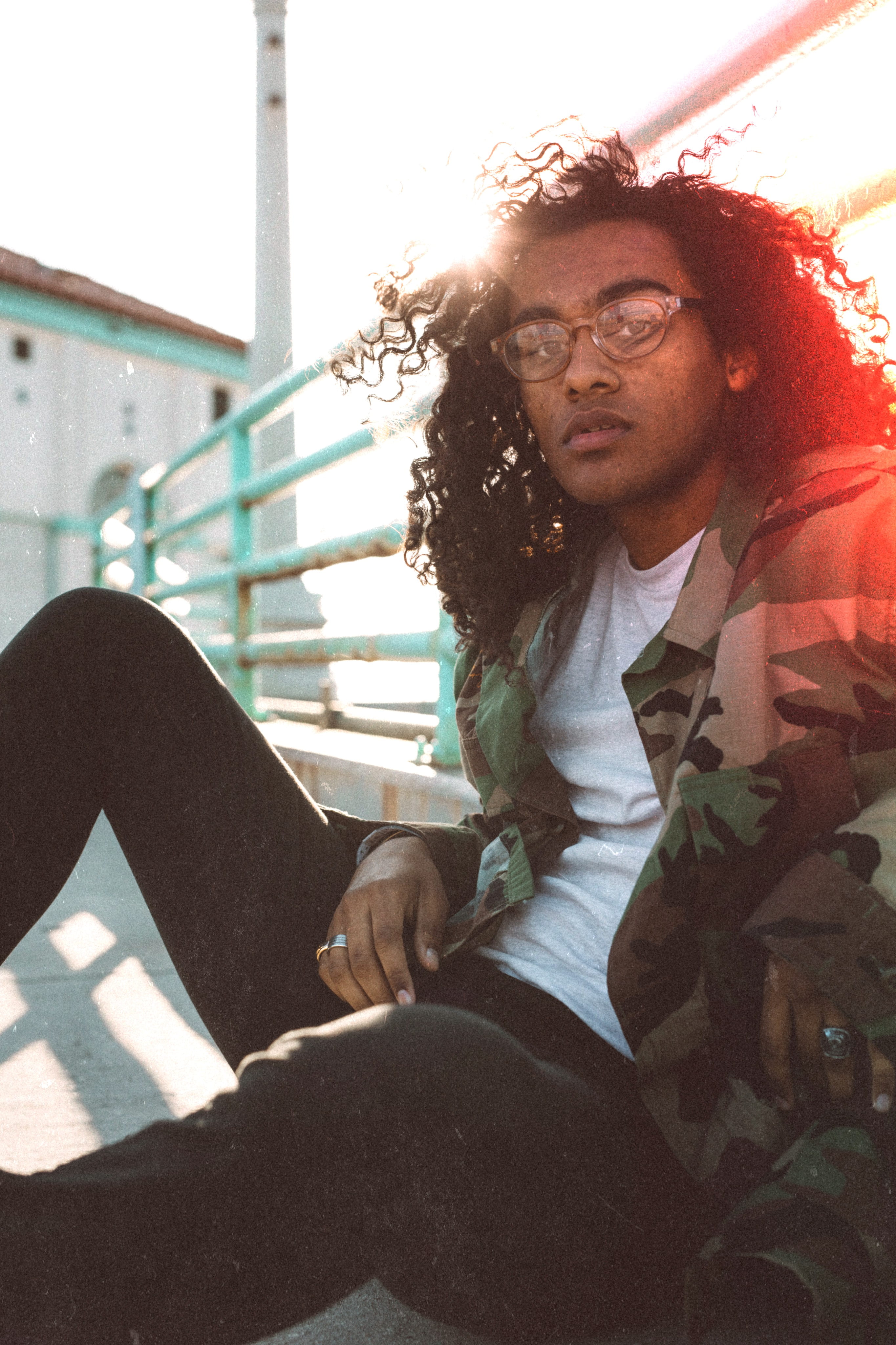 relaxation, outdoors, real people, young men, shirt, men, looking, green, concrete, hair, man, one person, lifestyles, leaning, 4K, floor, three quarter length, Phone HD Wallpaper