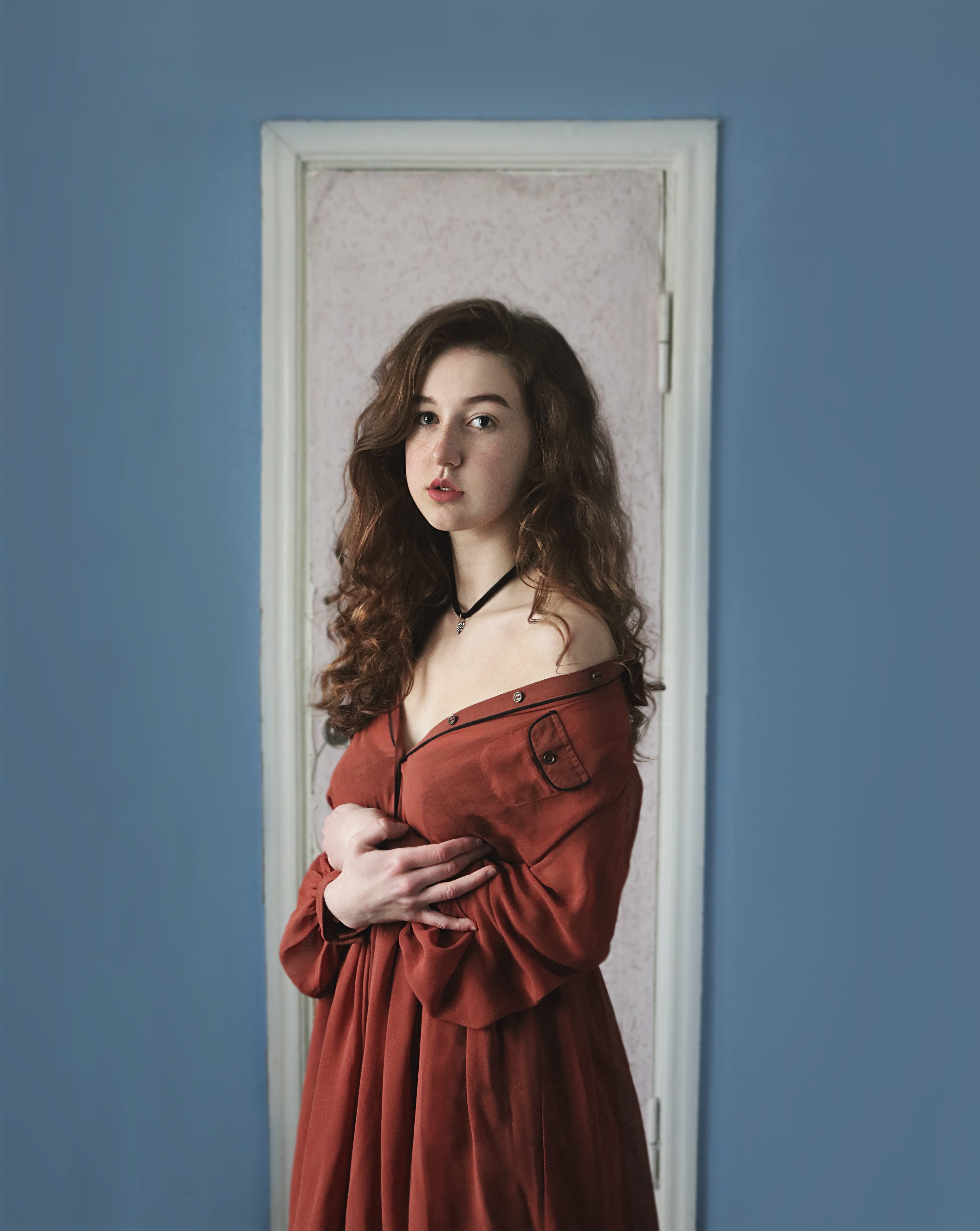 portraiture, door, look, standing, looking at camera, person, women, long hair, clothing, design, blue, curlyhair, young adult, classic, one person, indoor, Phone HD Wallpaper