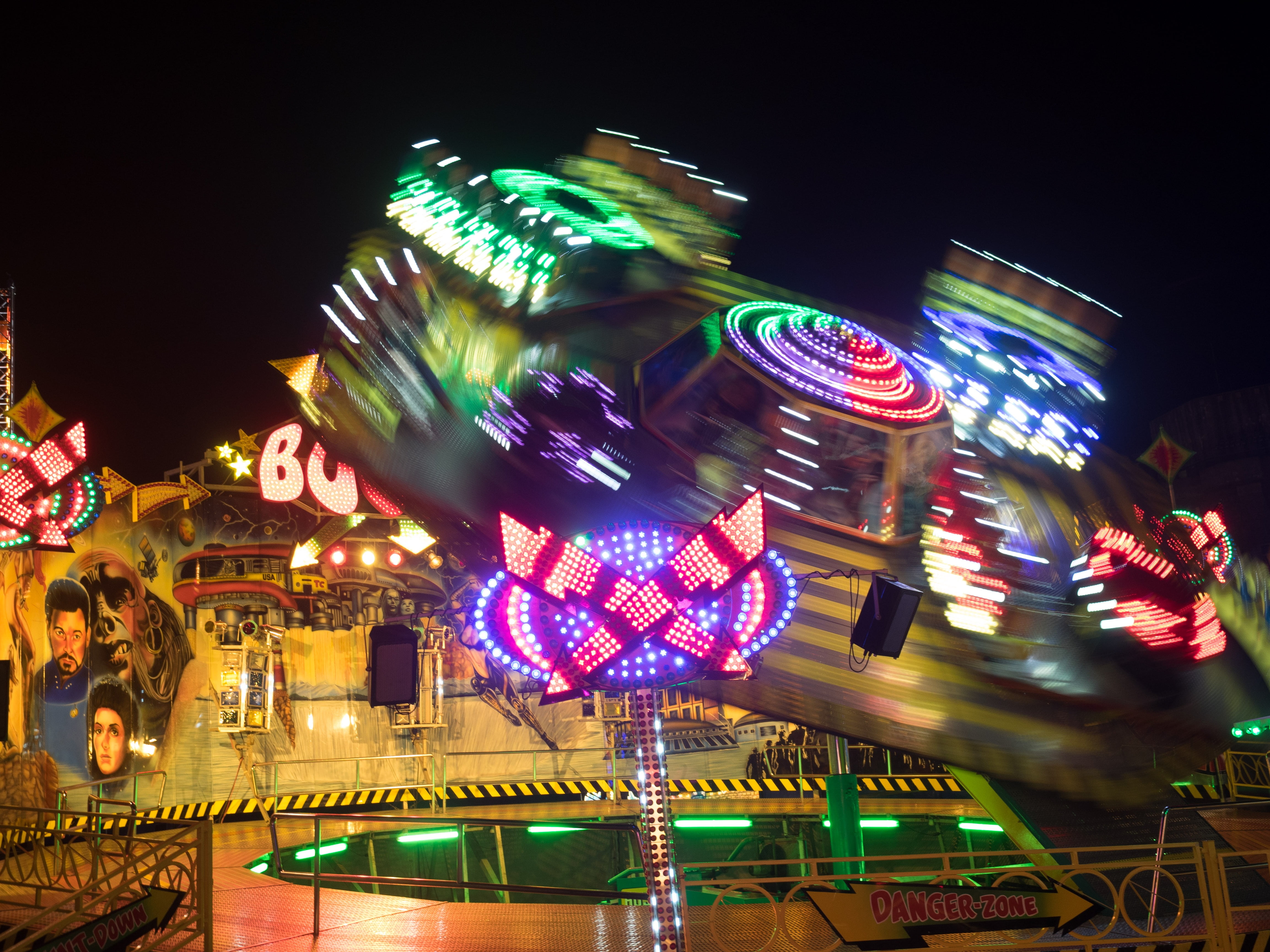 amusement park, outdoors, spinning, illuminated, fair, germany, amusement park ride, night, building exterior, nightlife, architecture, blurred motion, HD Wallpaper