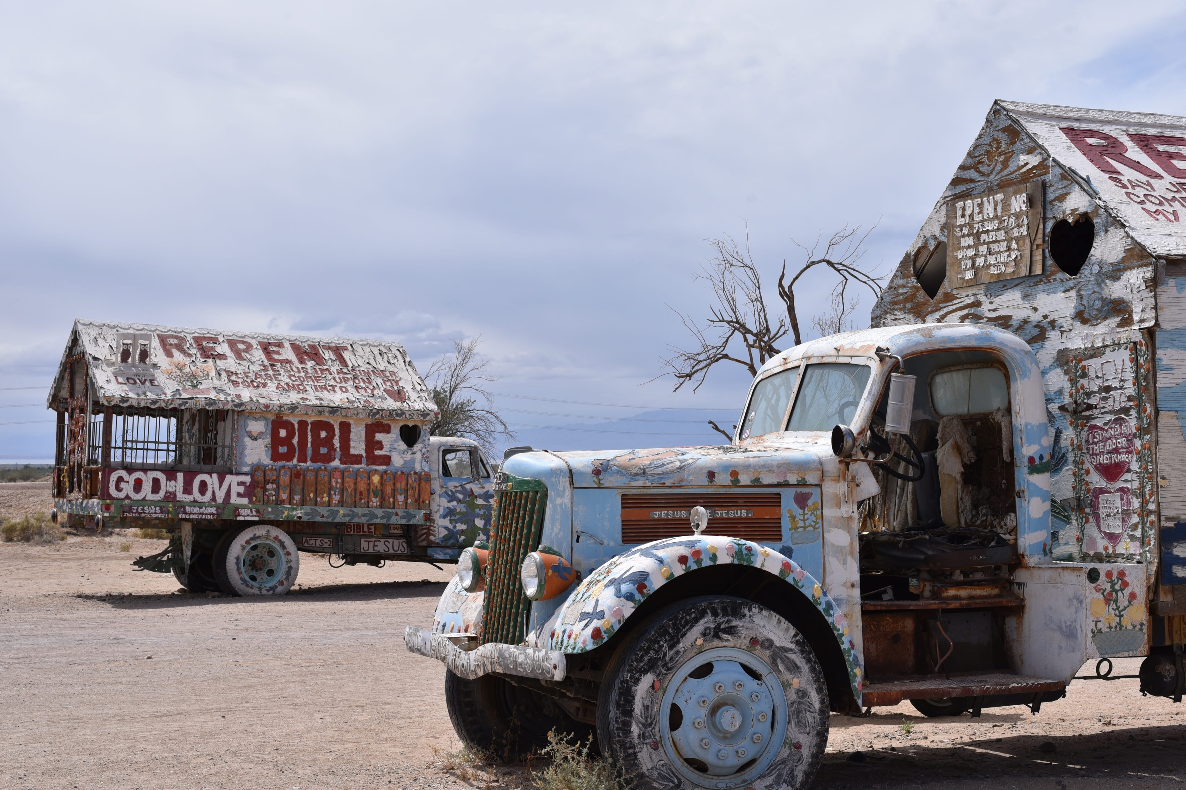 mountain, desert, 4K, motor vehicle, weird place, cloud - sky, vehicle trailer, built structure, abandoned, day, gray, californium, no people, truck, land vehicle, HD Wallpaper