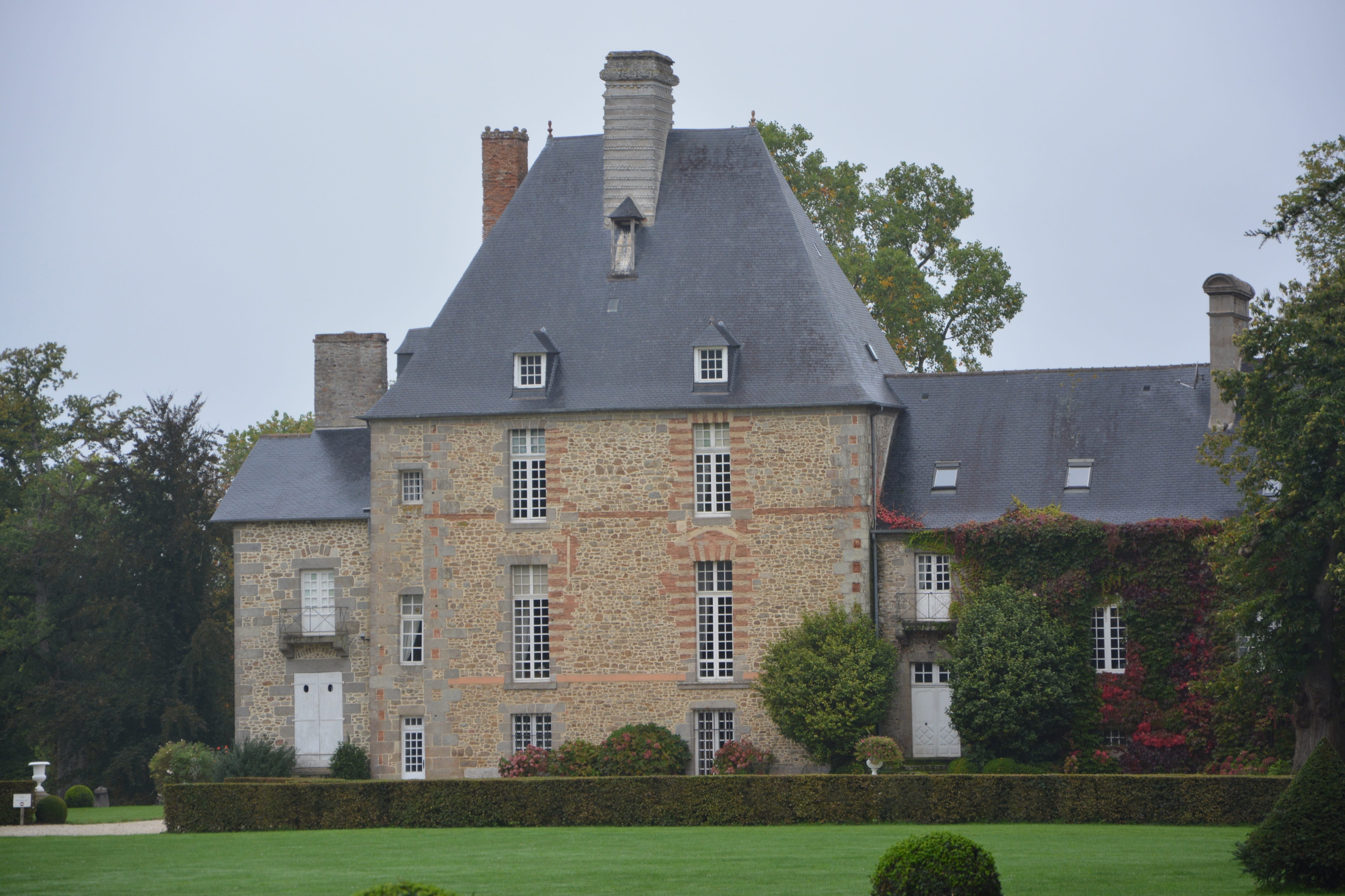 tree, plant, building exterior, mansion, magnificent, brittany, grass, sky, remains, épiniac, heritage, no people, day, architecture, luxury, brittany france, HD Wallpaper