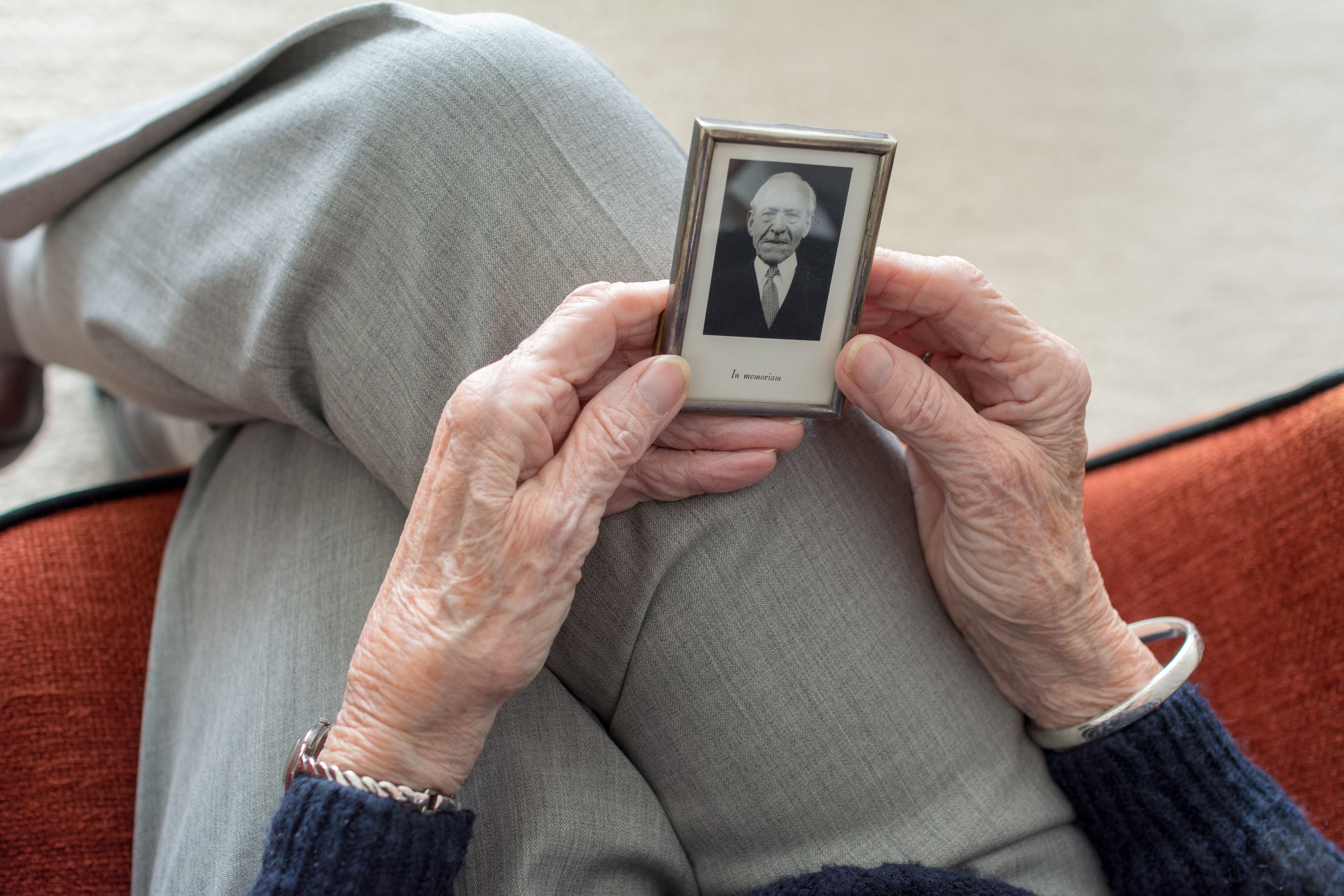 hand, to call, question help, help, men, technology, death, elderly, memory, hands, human hand, old age, phone, old person, seniors, old, portable information device, HD Wallpaper