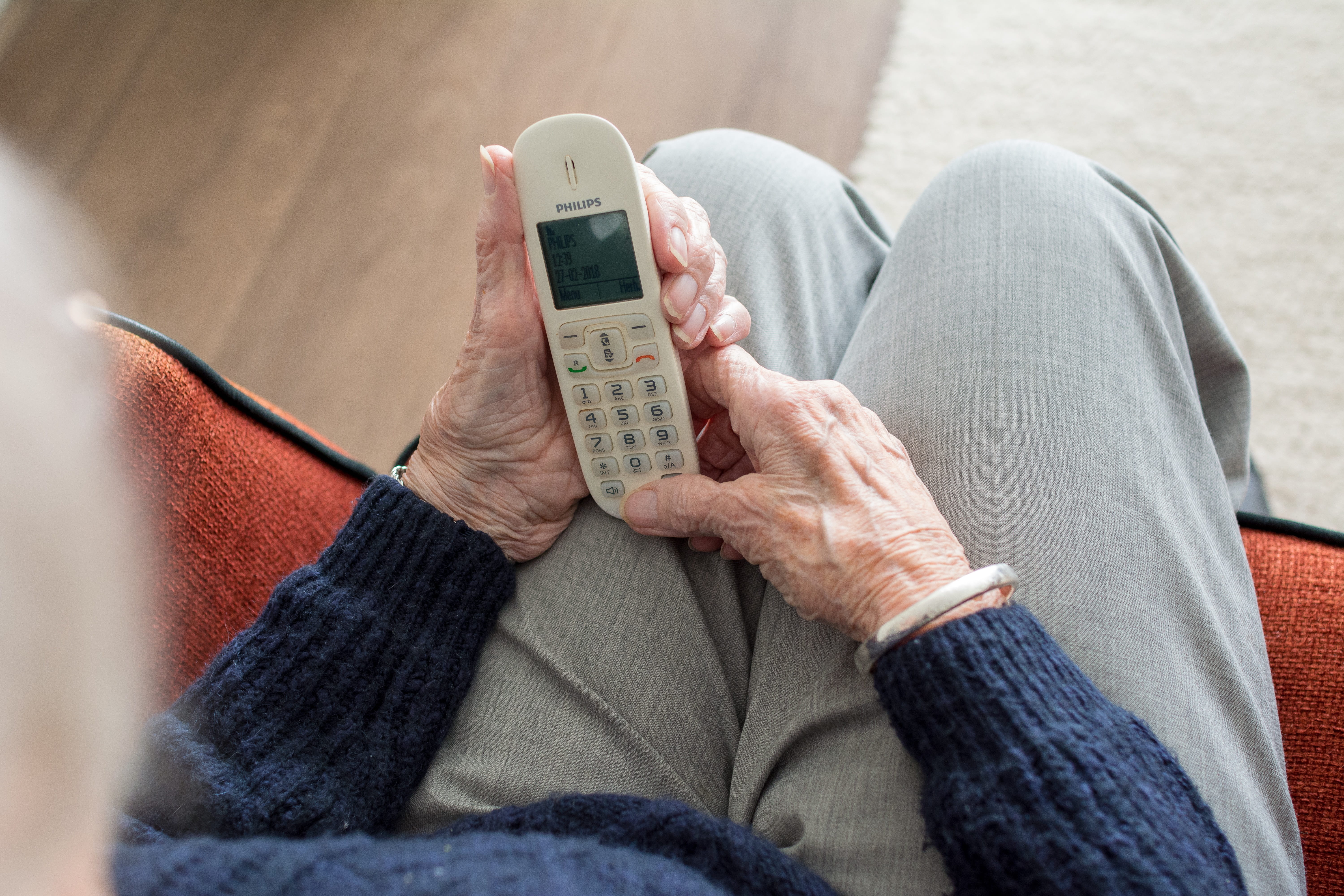 care, elderly, connection, phone, real people, woman, human, hand, midsection, seniors, lifestyles, warm clothing, hands, granny, werkhanden, lived, using phone, HD Wallpaper