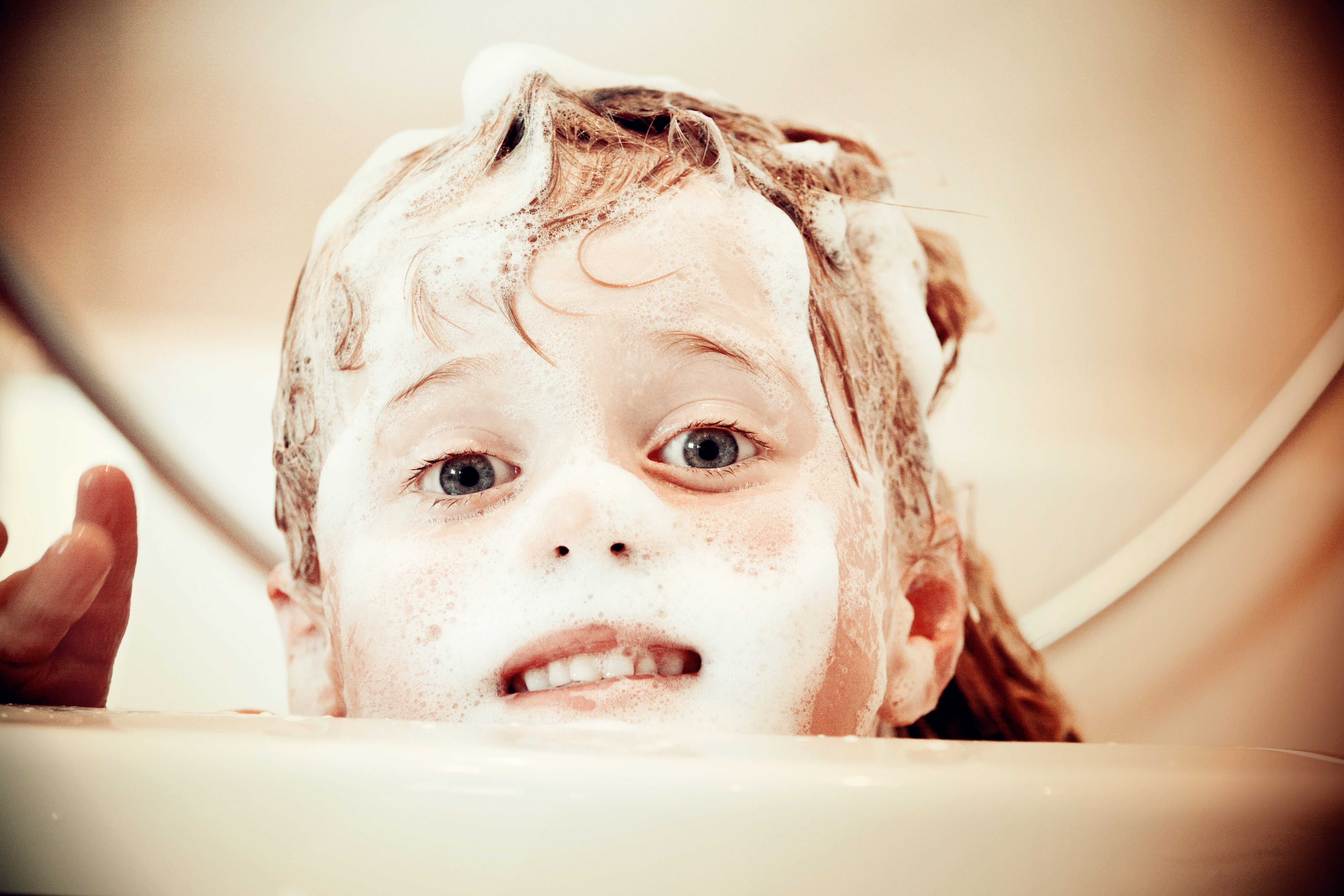 bad, wash hair, real people, daytime, bath, 5K, child, wash, taking a bath, innocence, one person, indoors, soap sud, bathtub, domestic bathroom, human face, HD Wallpaper