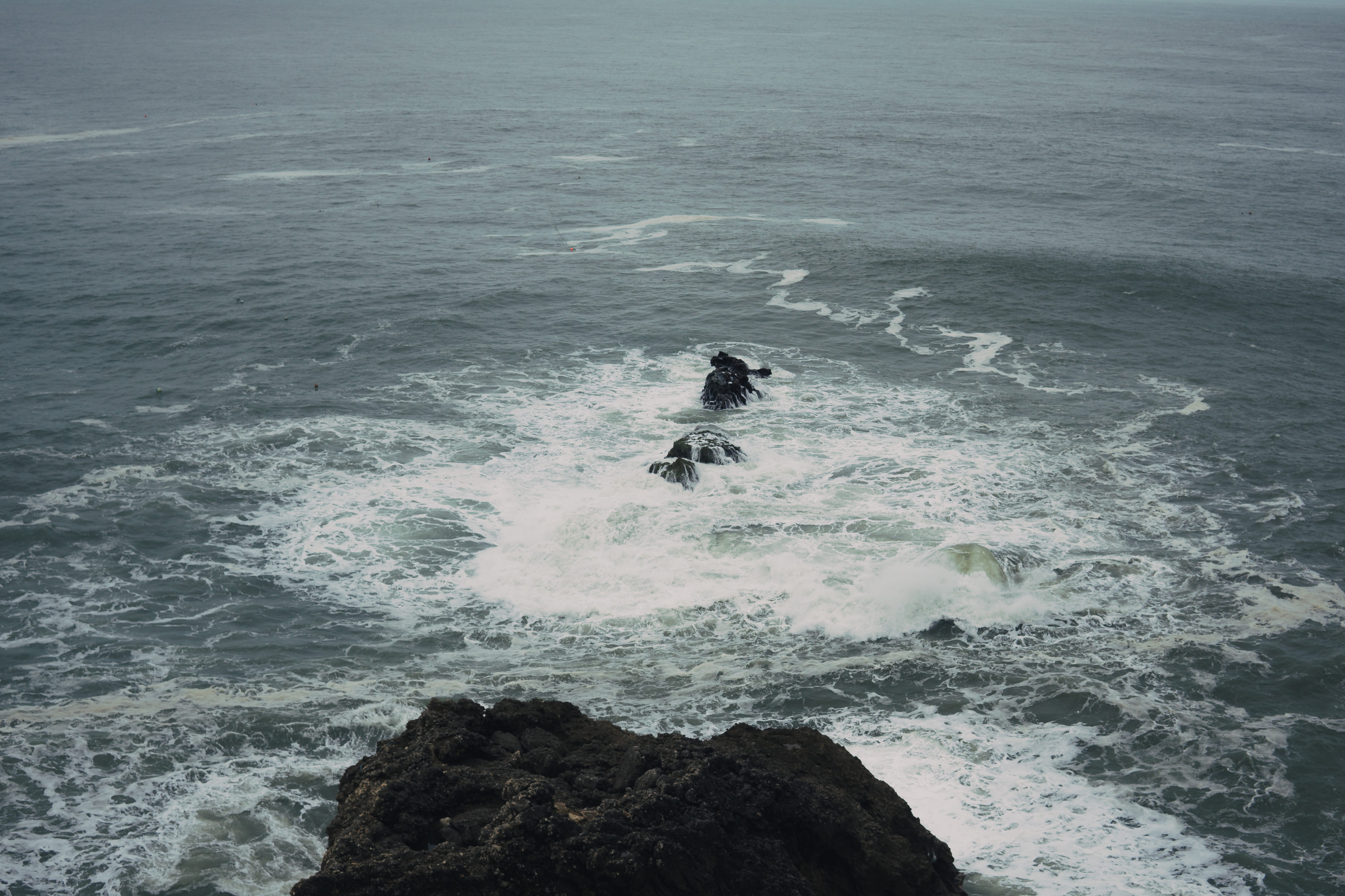 surfing, wave, extreme sports, aquatic sport, minimal landscape, landscape, nature, ocean, real people, seascape, power in nature, blue, leisure activity, HD Wallpaper