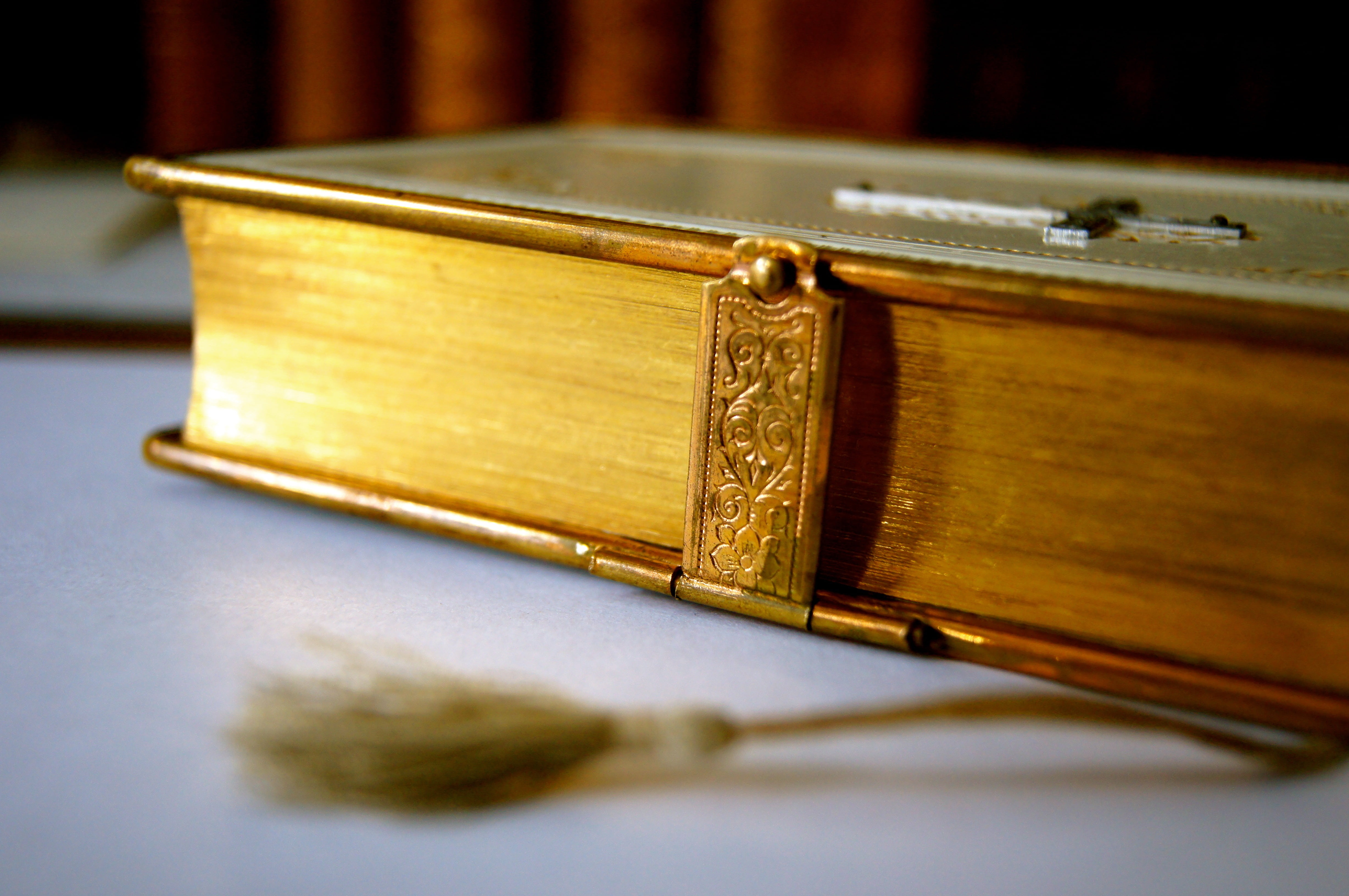 leather, historically, gilt edge, bookmark, bible, business, antiquarian, education, wood - material, indoors, pages, close-up, antique, expertise, shift, HD Wallpaper