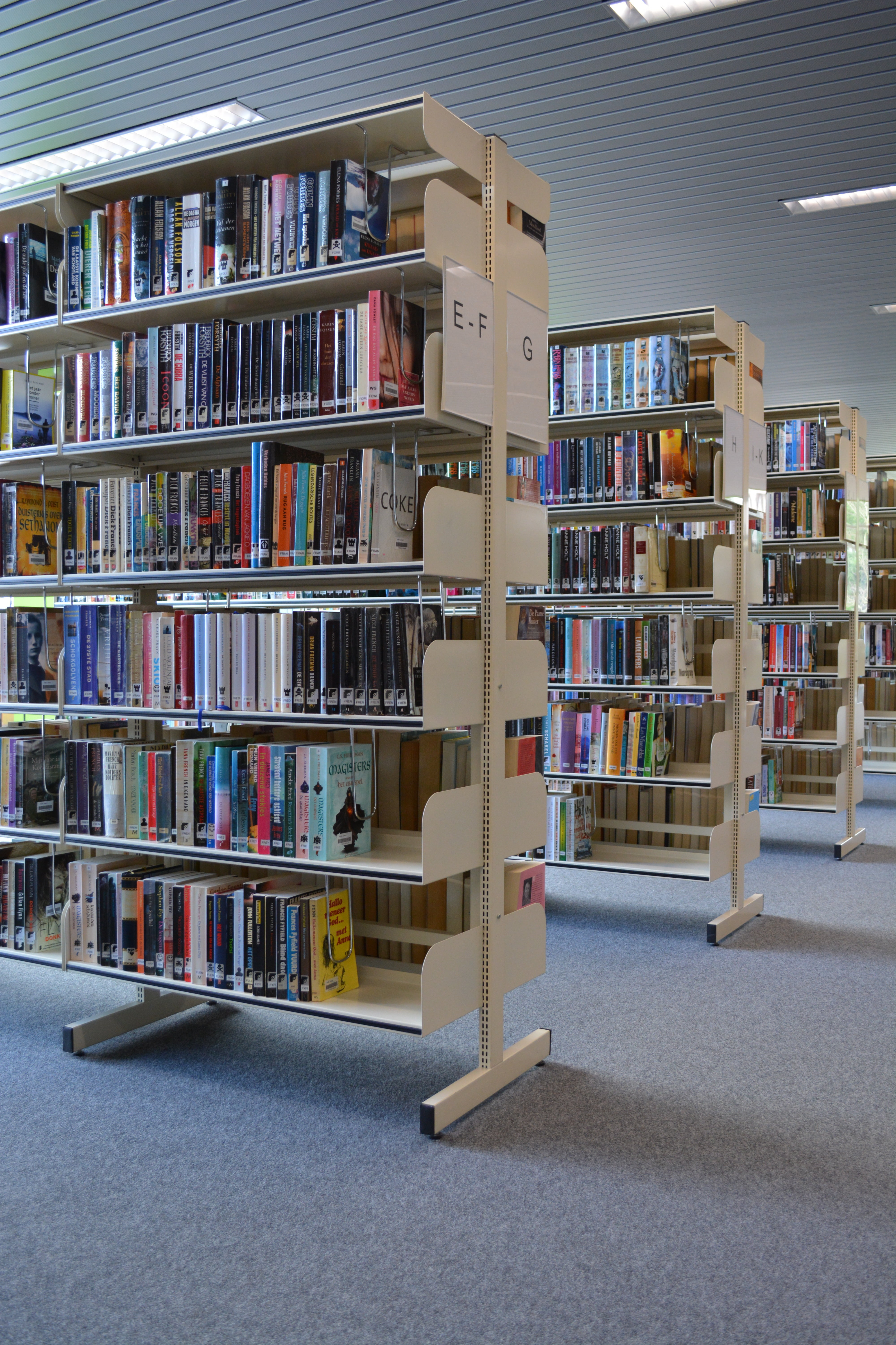 shelf, studying, 5K, no people, in a row, publication, arrangement, architecture, books, education, variation, indoors, literature, read, library, choice, Phone HD Wallpaper