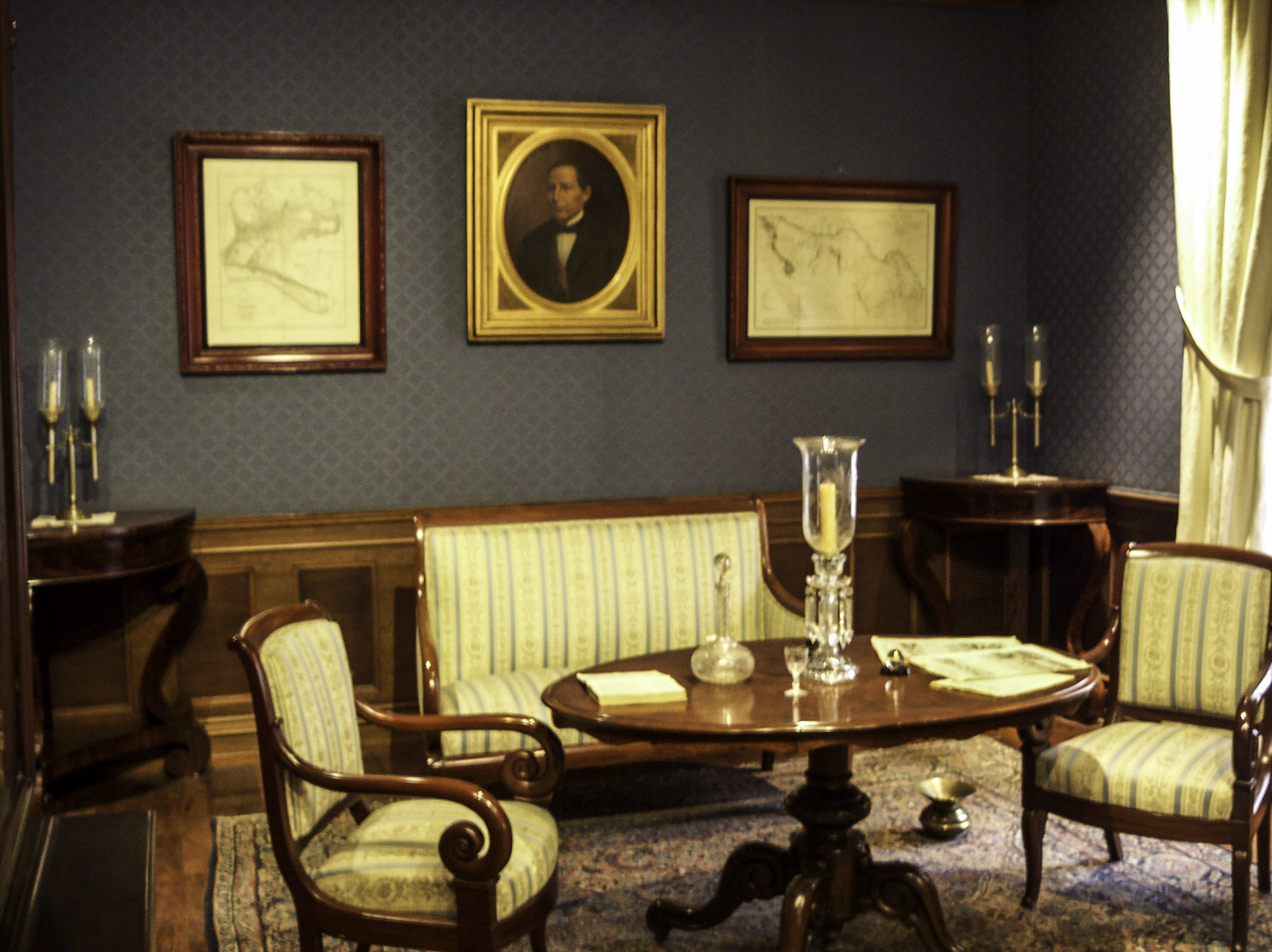 photos, glass, table, luxury, wood - Material, public domain, city, rez, antique, seat, paintings, ju, juarez museum, home, mexico, interior, crockery, HD Wallpaper