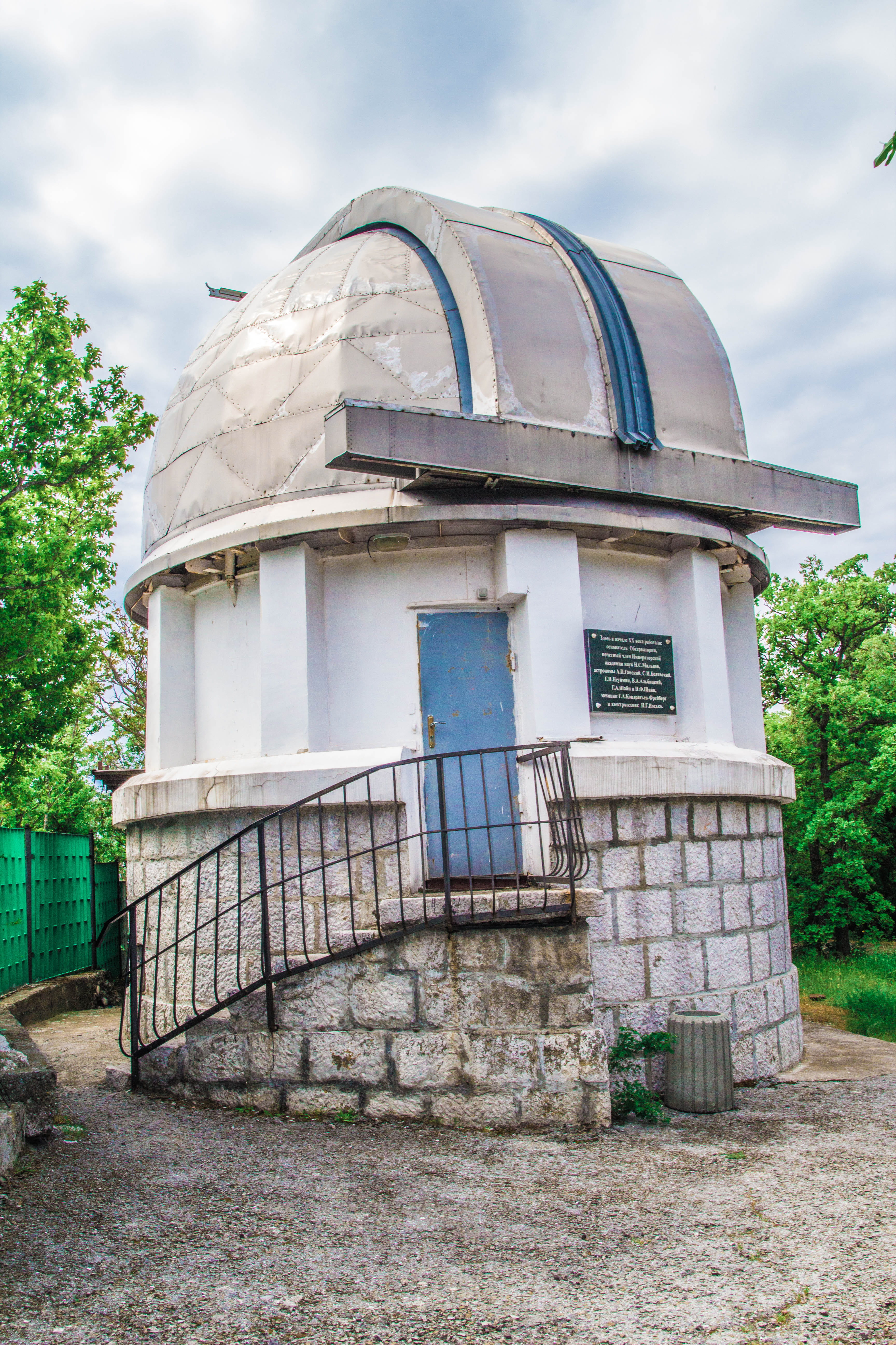 5K, plant, astrophysical station, nature, abandoned, old, field, wall - building feature, sky, building, built structure, railing, day, dome, low angle view, Phone HD Wallpaper