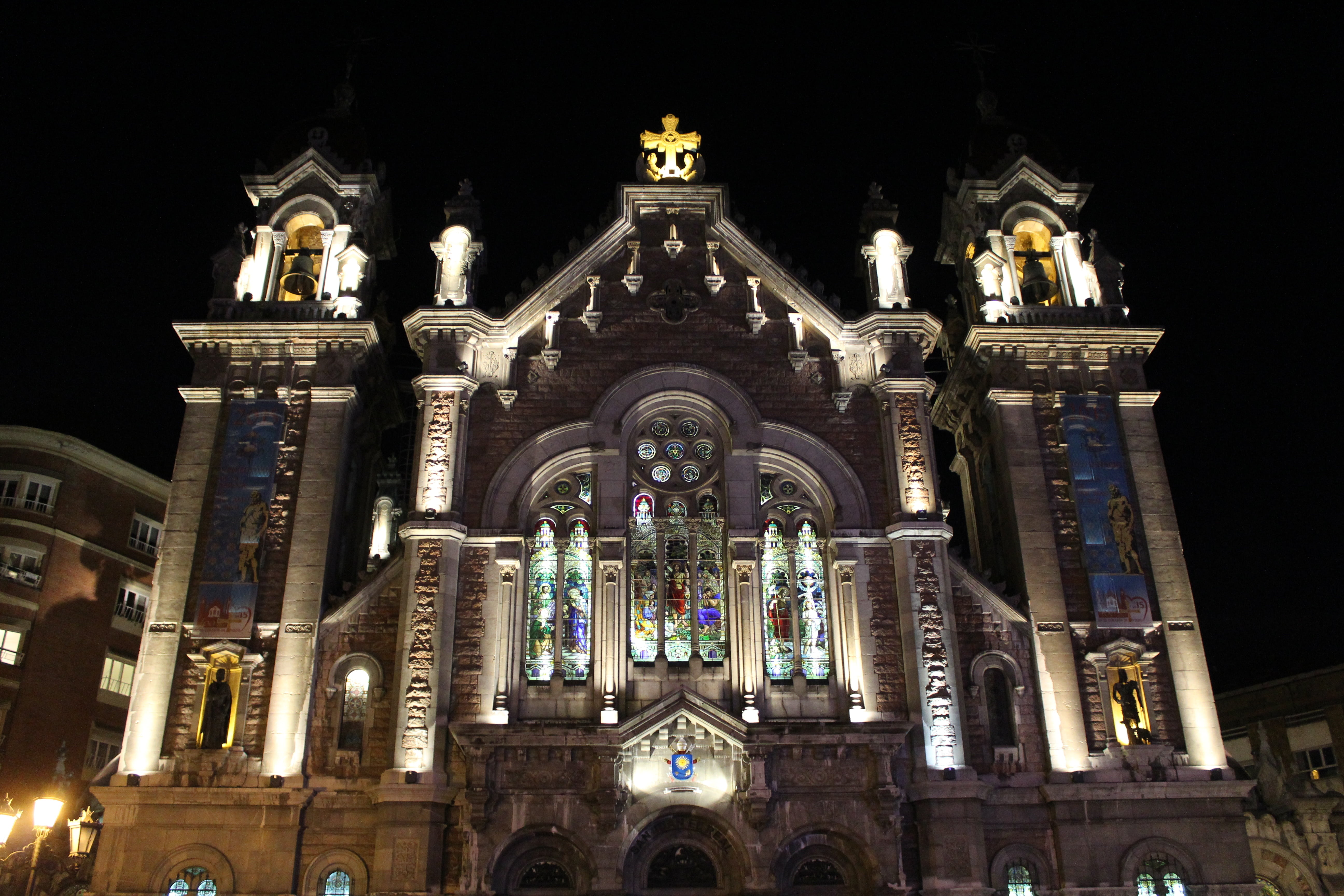 illuminated, low angle view, architecture, ornate, belief, religion, travel destinations, principality of asturias, facade, built structure, parish, building exterior, HD Wallpaper