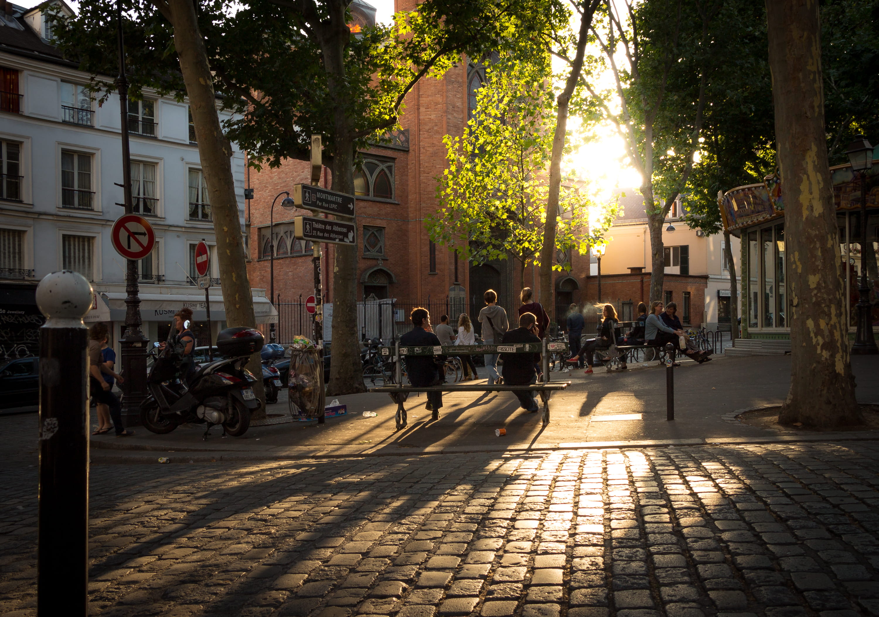 real people, large group of people, building exterior, 2K, mode of transportation, park, women, frankreich, footpath, crowd, paris, men, cobblestone, tree, HD Wallpaper