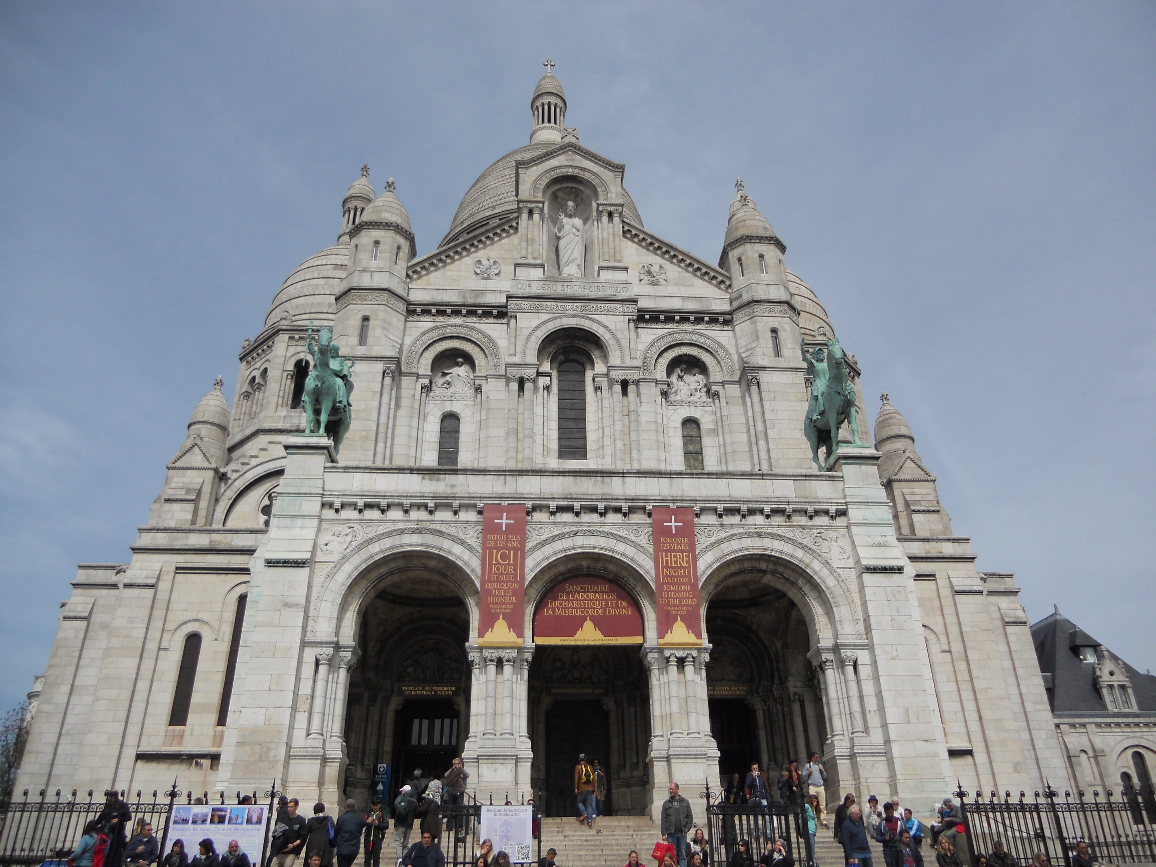 travel destinations, place of worship, facade, 4K, crowd, the past, france, spirituality, arch, sacre coeur, group of people, building, large group of people, HD Wallpaper