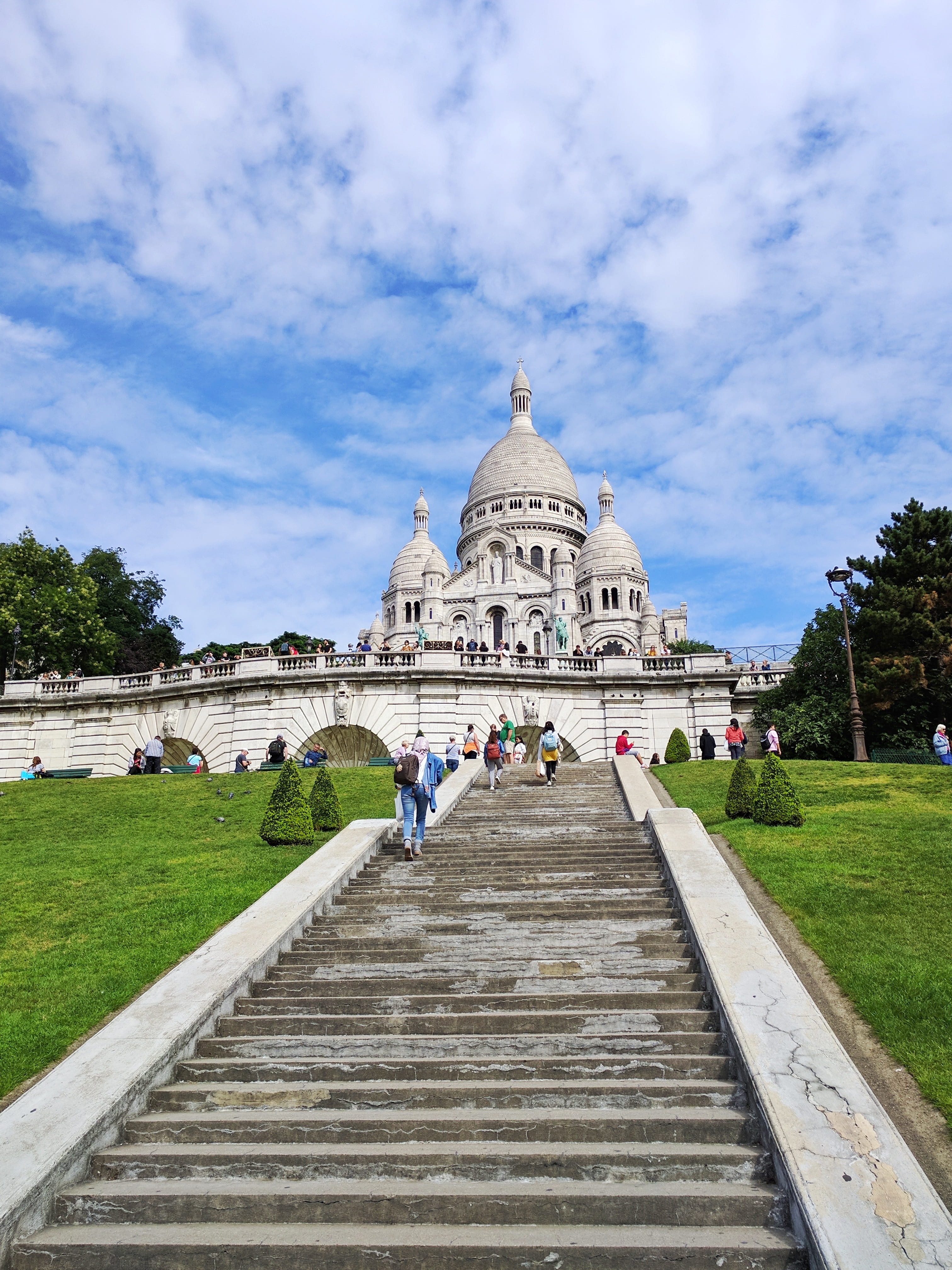 religion, outdoors, cloud - sky, group of people, nature, 4K, montmartre, sacred heart, paris, dome, tourism, architecture, plant, monument, history, place of worship, Phone HD Wallpaper