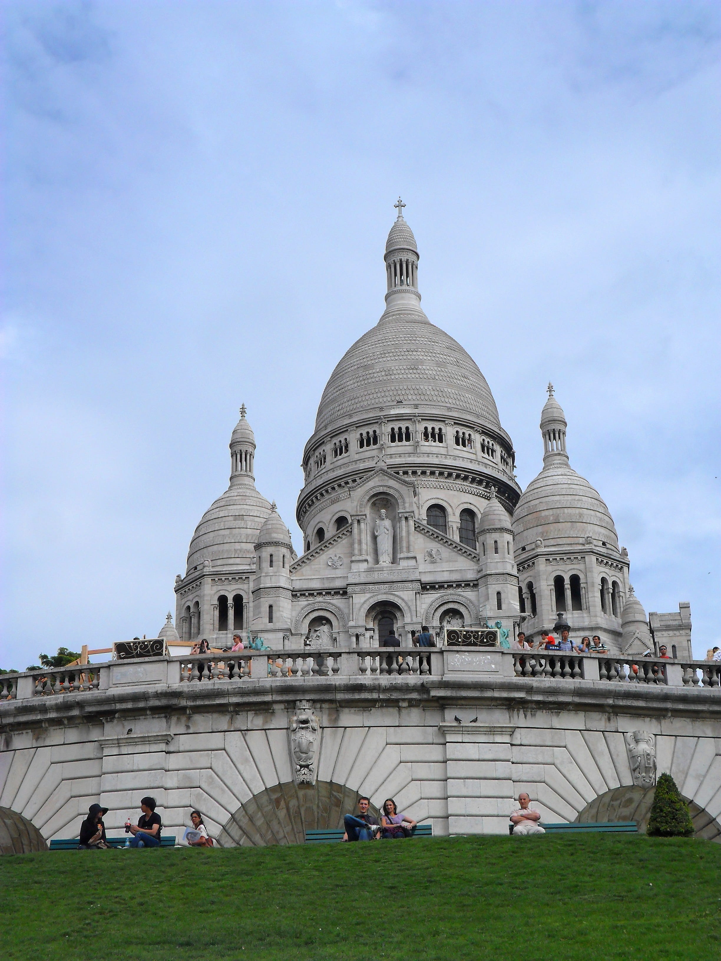 men, place of worship, architecture, travel, real people, day, built structure, paris, spirituality, travel destinations, lawn, building, dome, park, hill, Phone HD Wallpaper