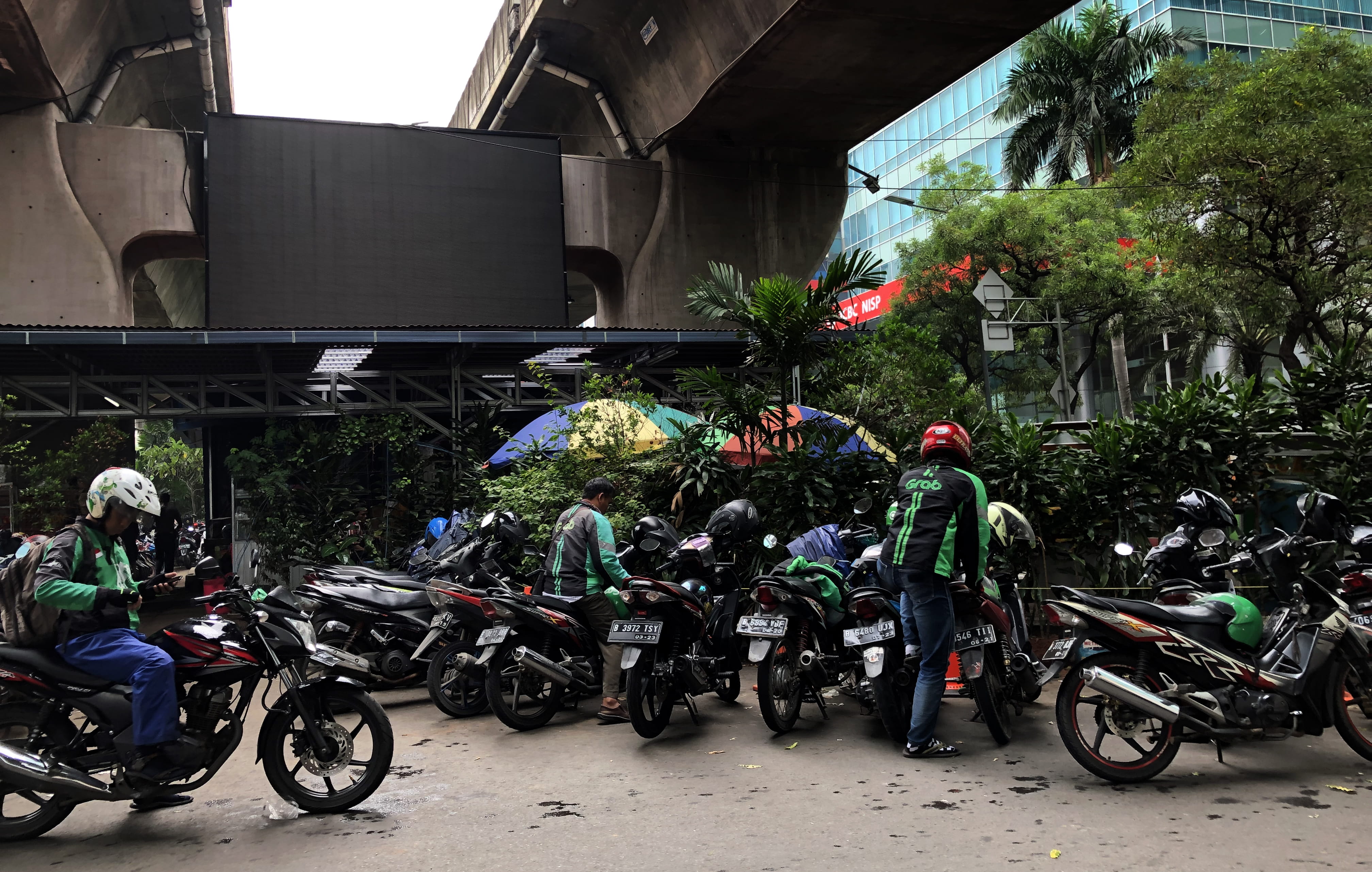 kecamatan setiabudi, machine, vehicle, bike, land vehicle, mode of transportation, scooter, traffic, 4K, people, clothing, motorcycle, plant, transportation, HD Wallpaper