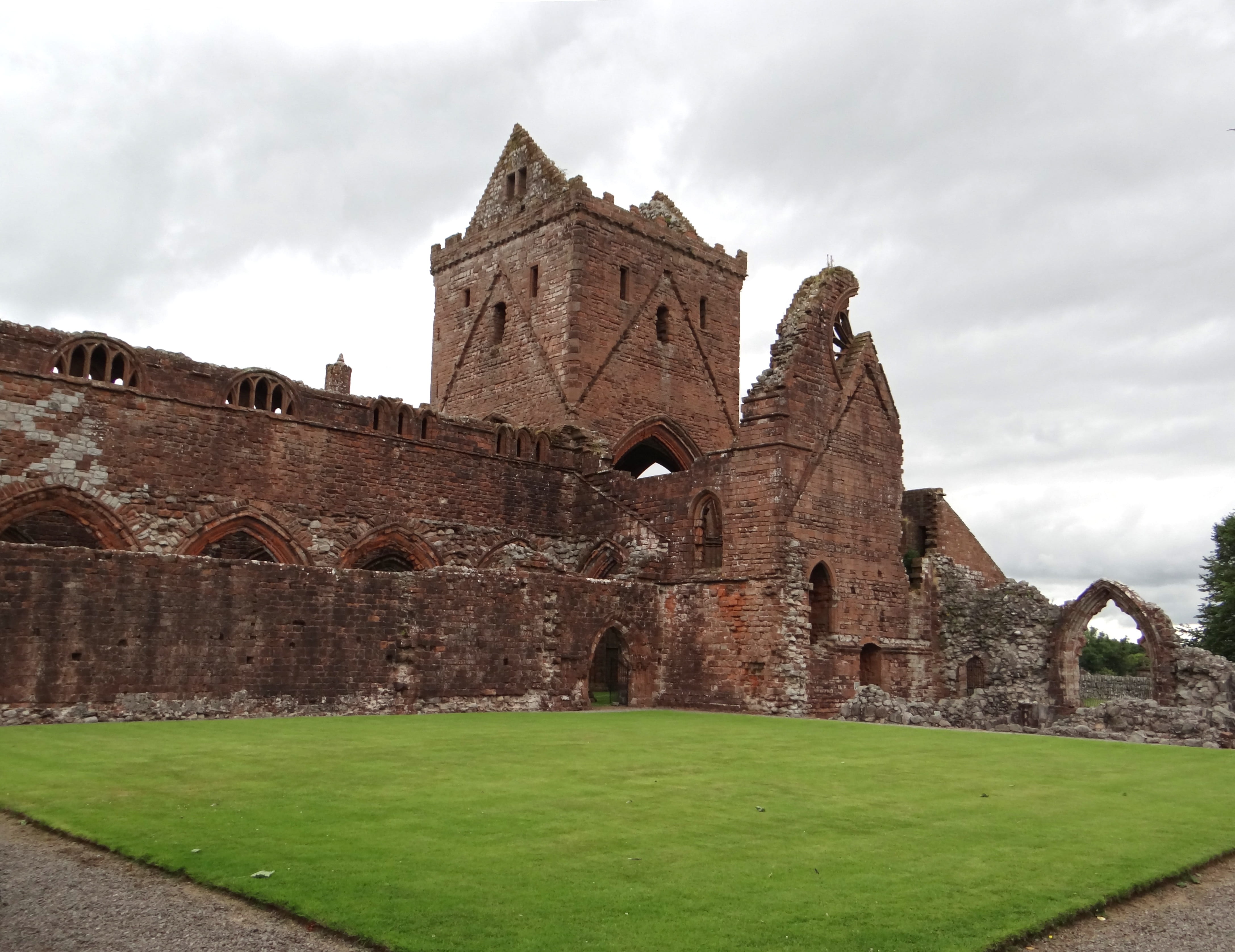 cloud - sky, gothic, masonry, wall, Historical, outdoors, ancient, scotland, travel destinations, stones, ancient civilization, vault, day, green color, HD Wallpaper
