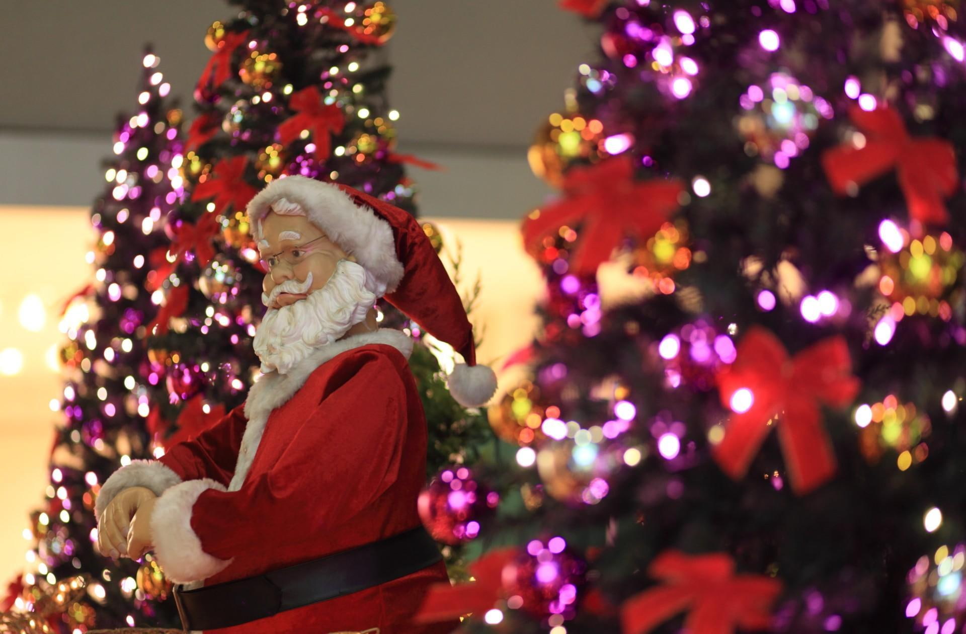 garlands, figure, santa claus, plastic, claus, christmas, 1080P, santa, christmas trees, trees, HD Wallpaper