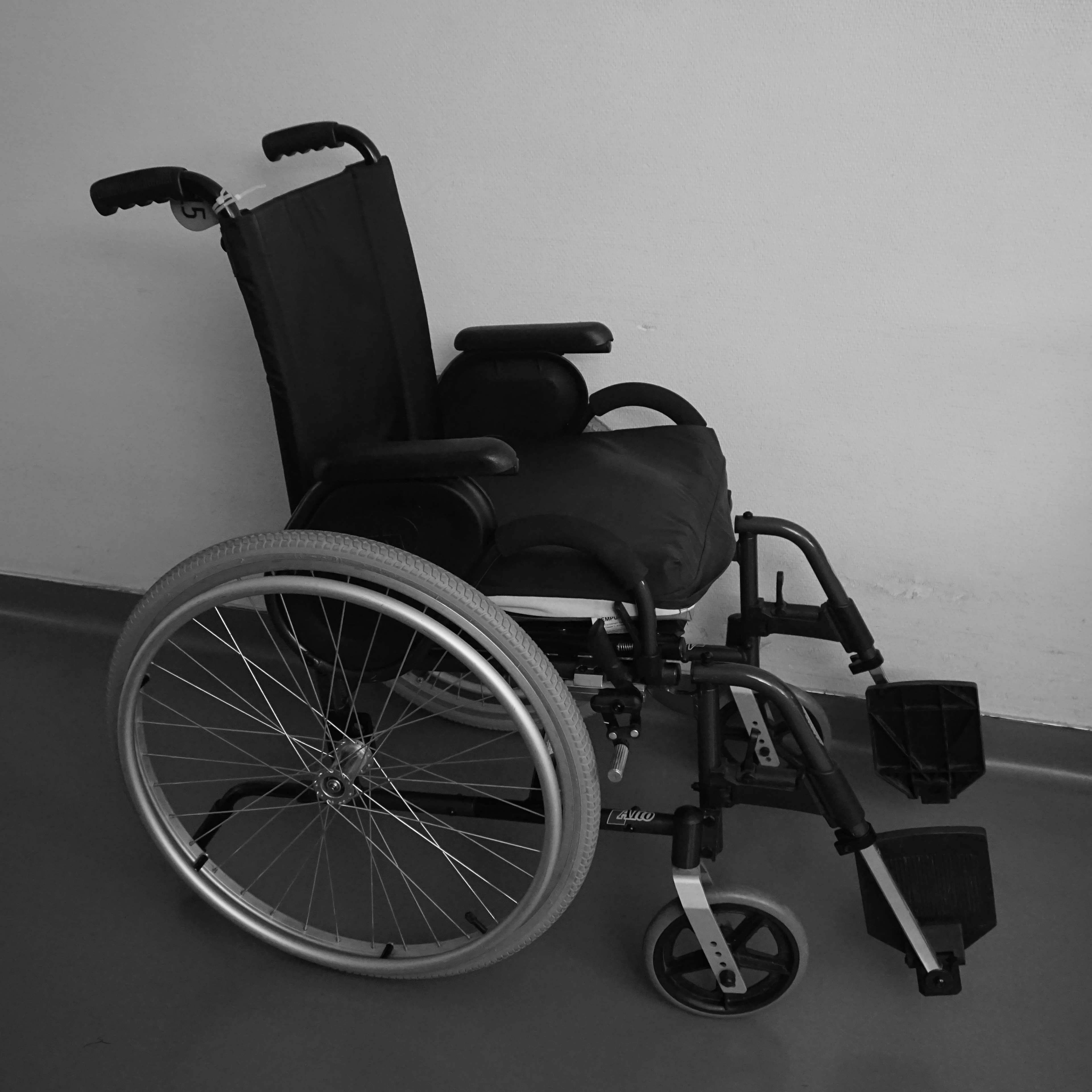 healthcare and medicine, soins, absence, wheelchair access, medicina, orthopedic equipment, physical impairment, recovery, stationary, fauteuil roulant, Phone HD Wallpaper