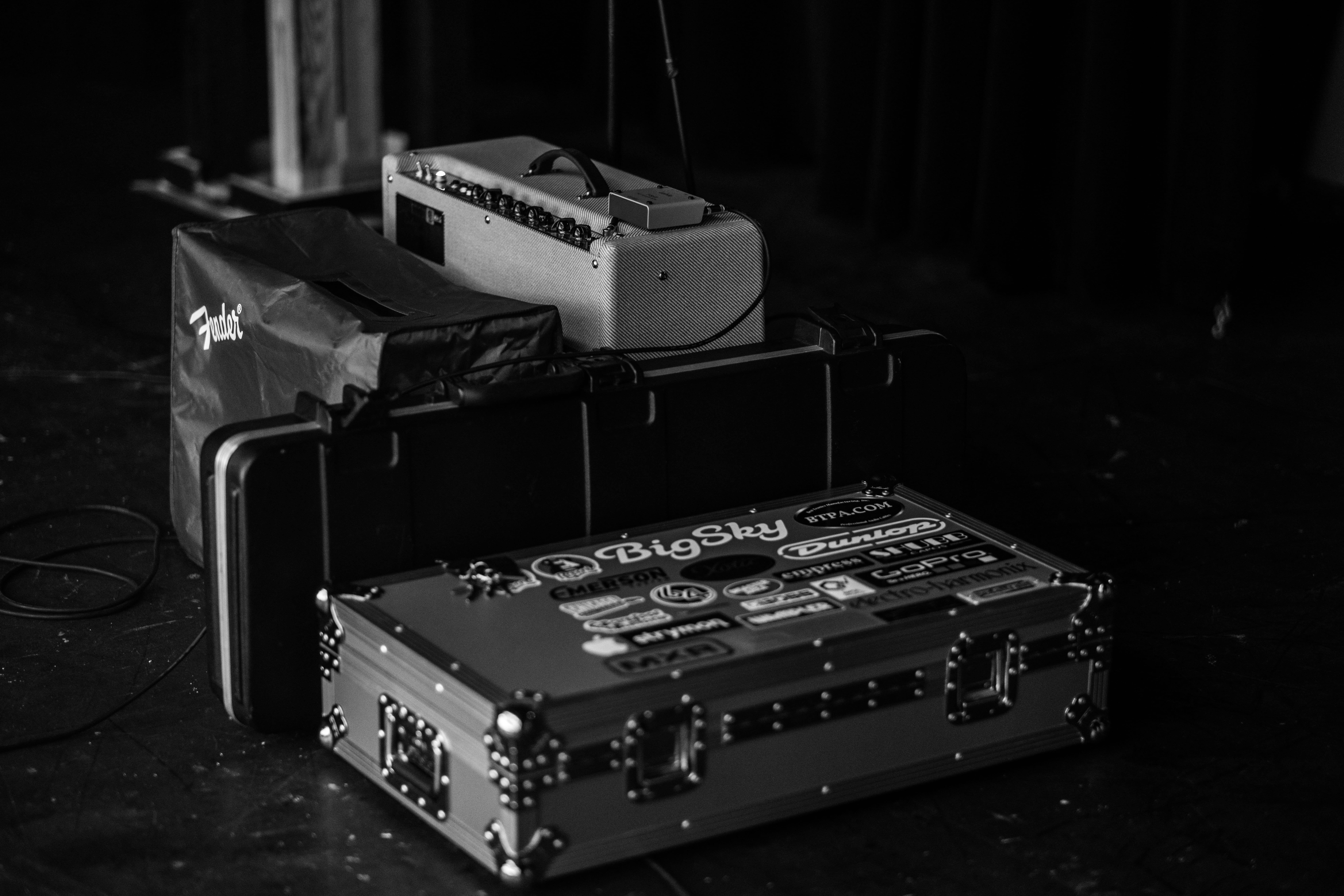 fender, case, close-up, still life, table, god, concert, church, grayscale, band, old, machinery, technology, music, connection, obsolete, black, computer, HD Wallpaper