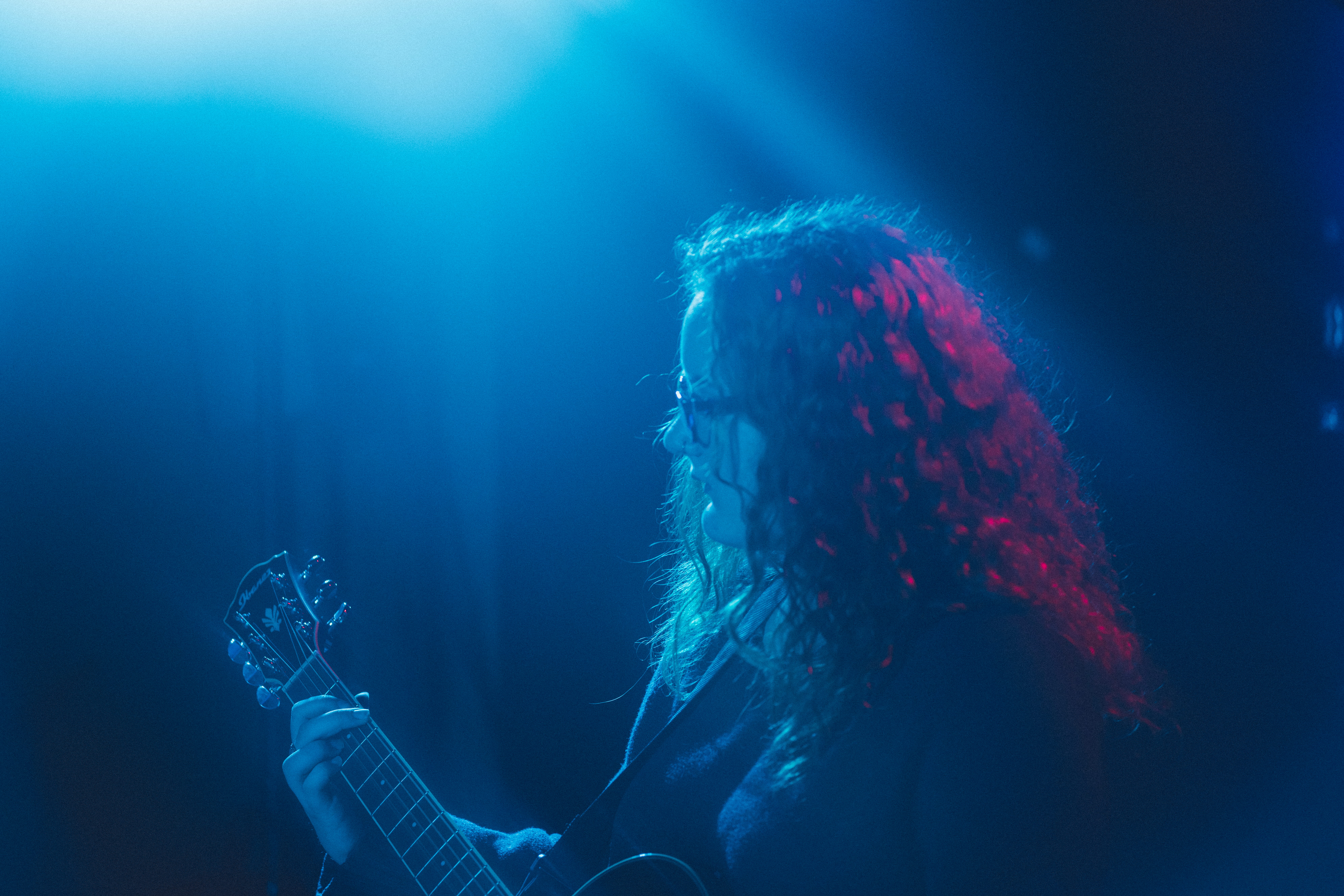 band, nature, light, woman, praise, guy, animals in the wild, blue, jesus, sing, animal wildlife, guitar player, portrait, sea, music, outdoors, HD Wallpaper