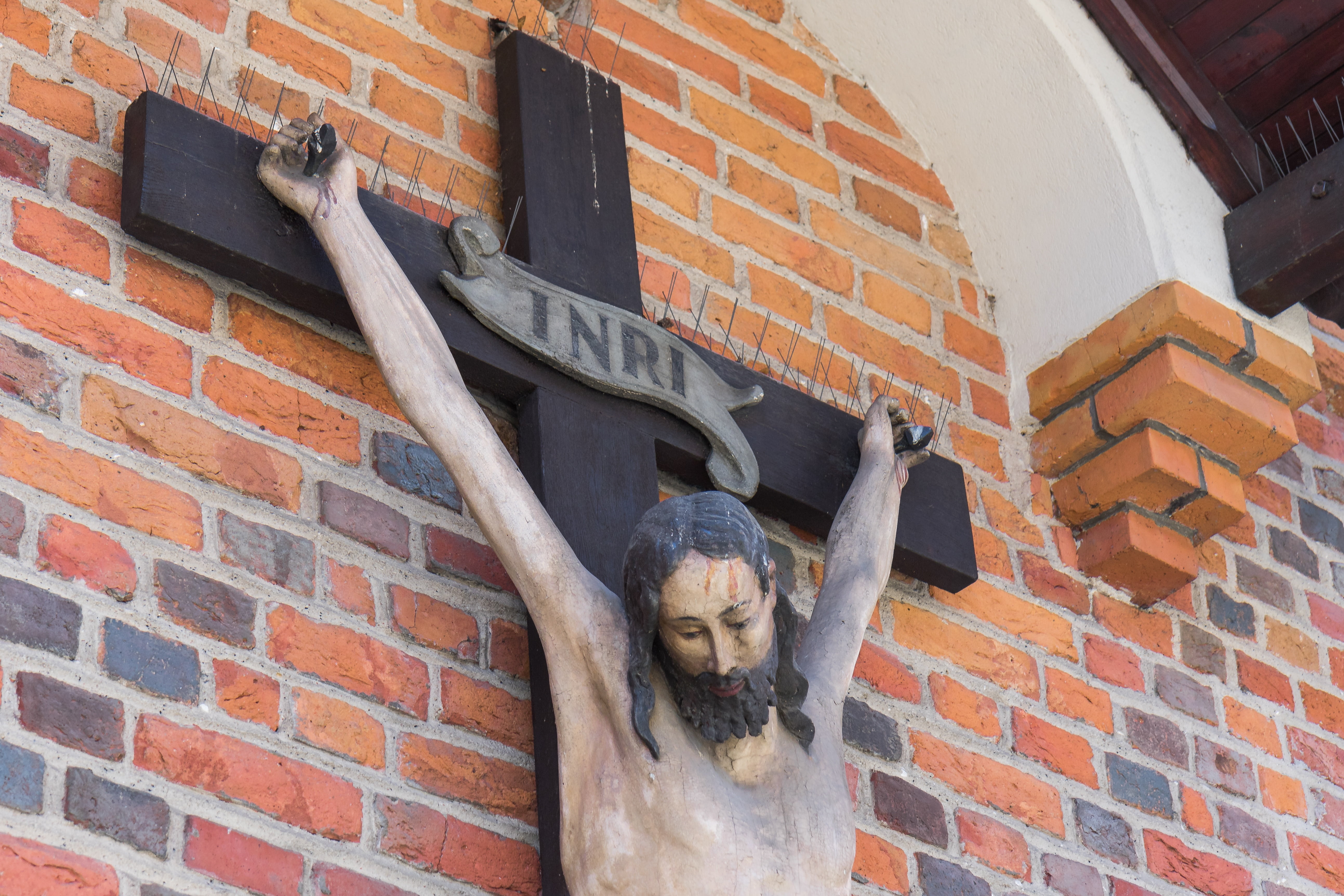 low angle view, built structure, brick, creativity, religion, building exterior, human representation, stations of the cross, representation, wall, wooden cross, HD Wallpaper