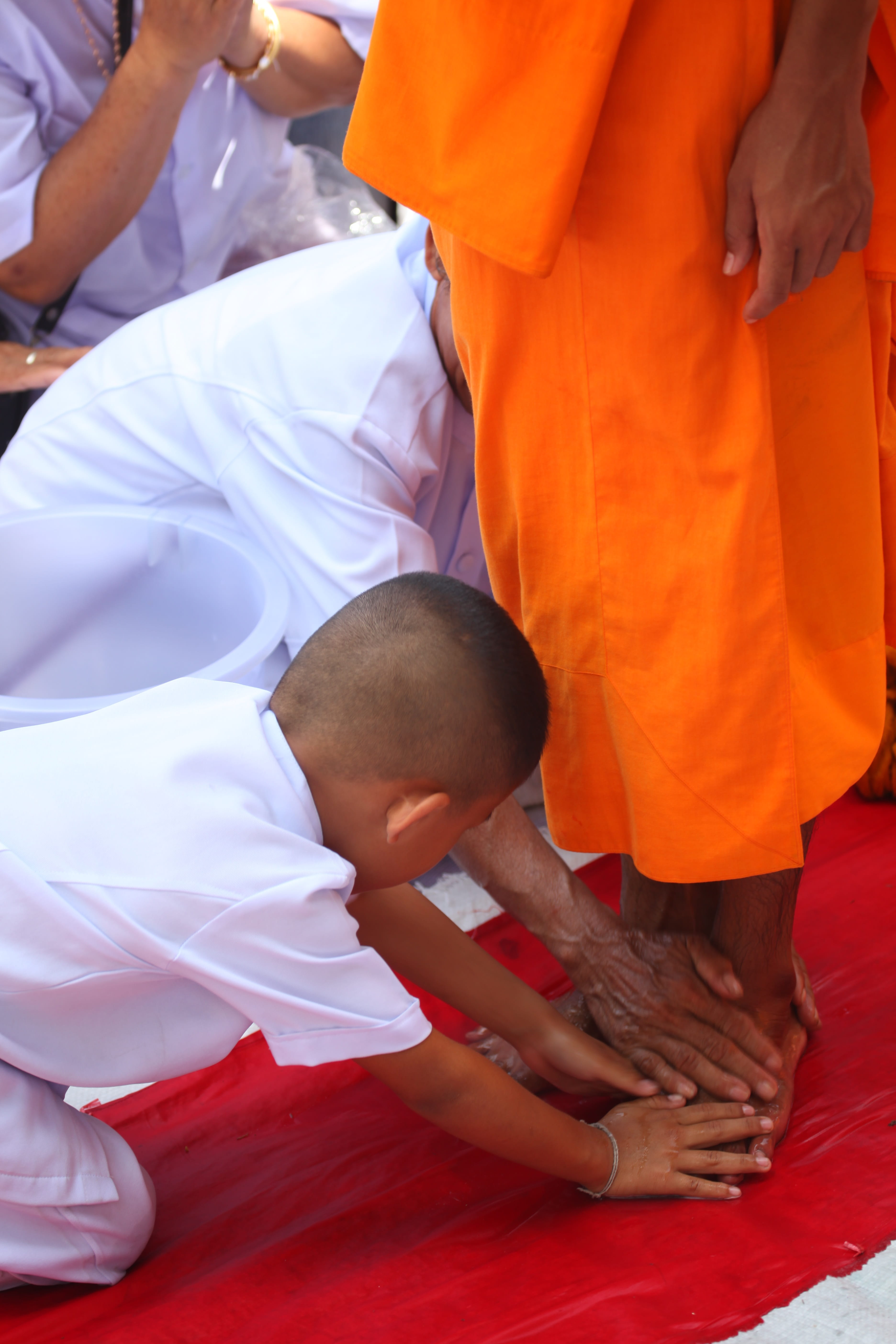 day, volunteer, adult, boys, traditions, human body part, praying, males, dhammakaya pagoda, two people, love, gold, wat, childhood, more than, orange color, Phone HD Wallpaper