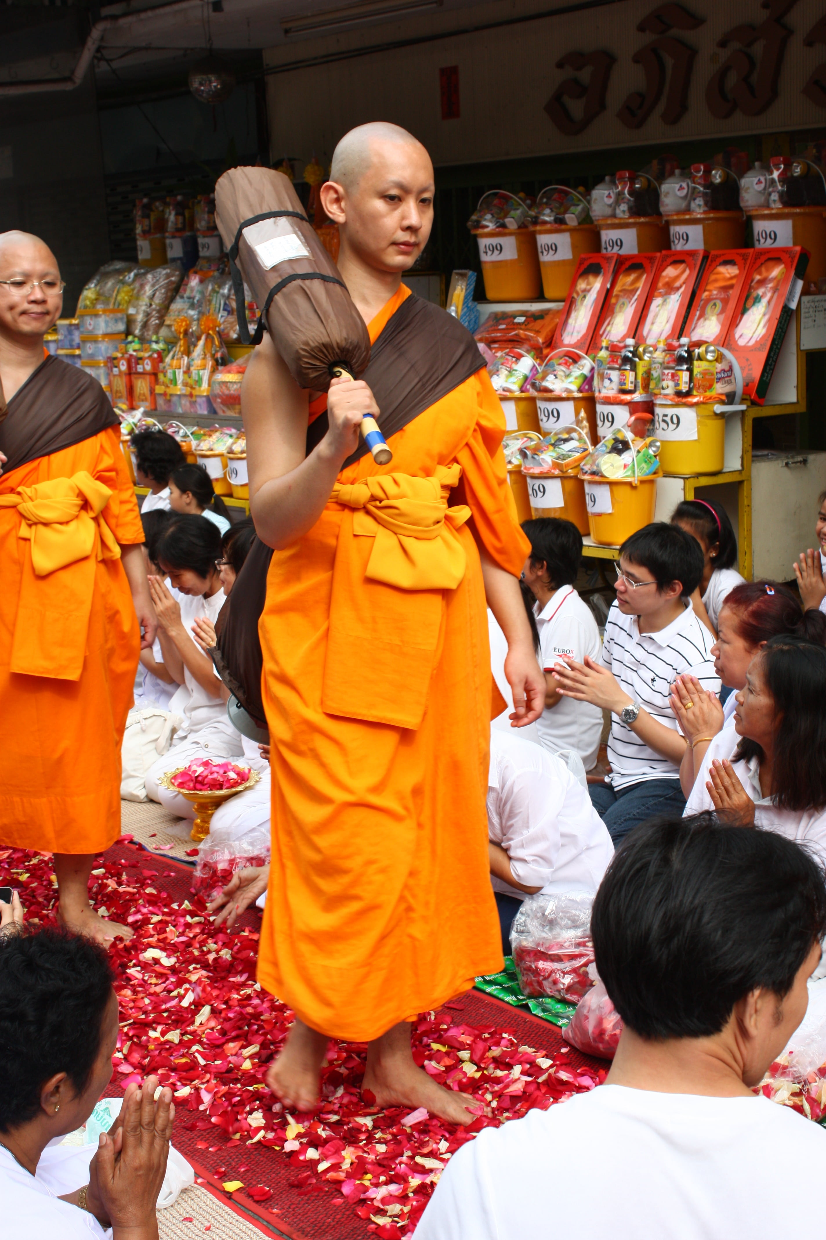 men, million, praying, group of people, walk, child, 4K, temple - Building, spirituality, real people, adult, dhammakaya pagoda, asia, monk, more than, Phone HD Wallpaper