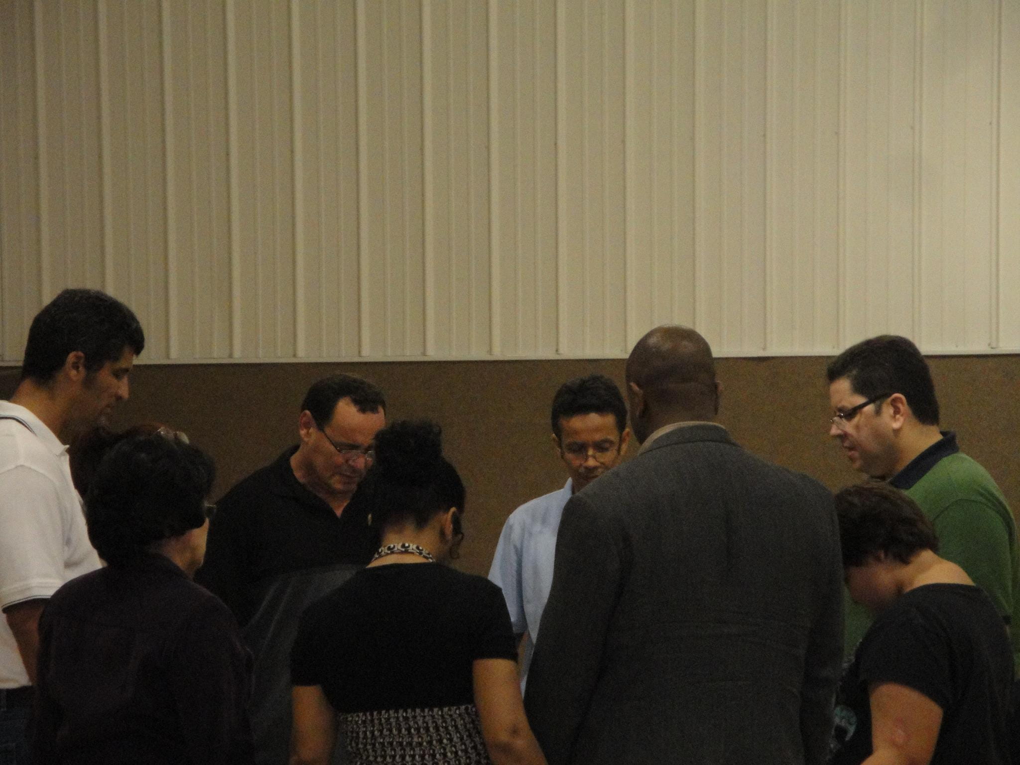 medium group of people, hombres y mujeres de fe, group, adult, fieles, orando, crowd, heads bowed down in prayer, cristianismo, relación con dios, cristianos, HD Wallpaper
