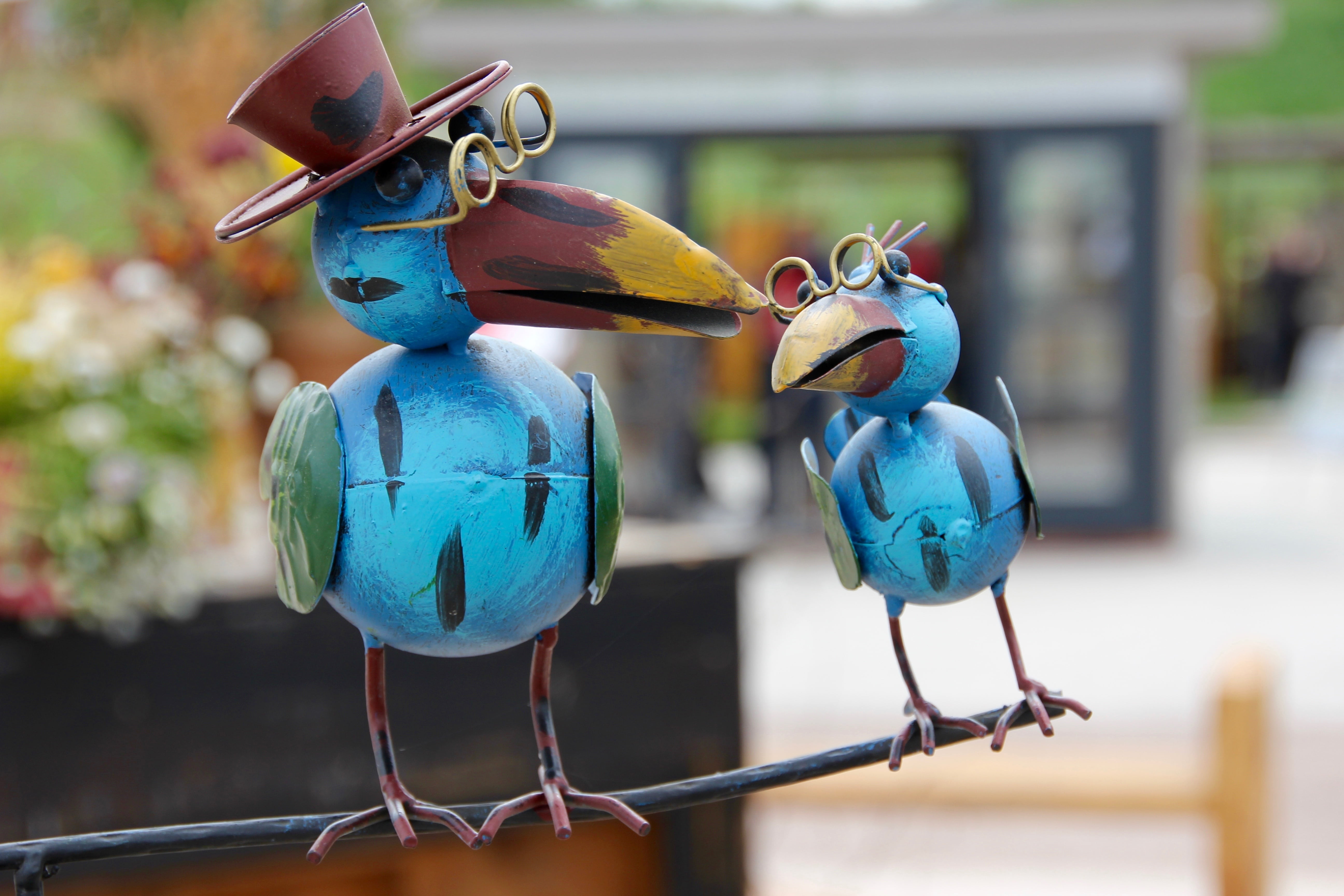 gartendeko, bird figurine, perching, blue, vertebrate, close-up, animals in the wild, animal wildlife, parrot, day, metal, figure, focus on foreground, HD Wallpaper
