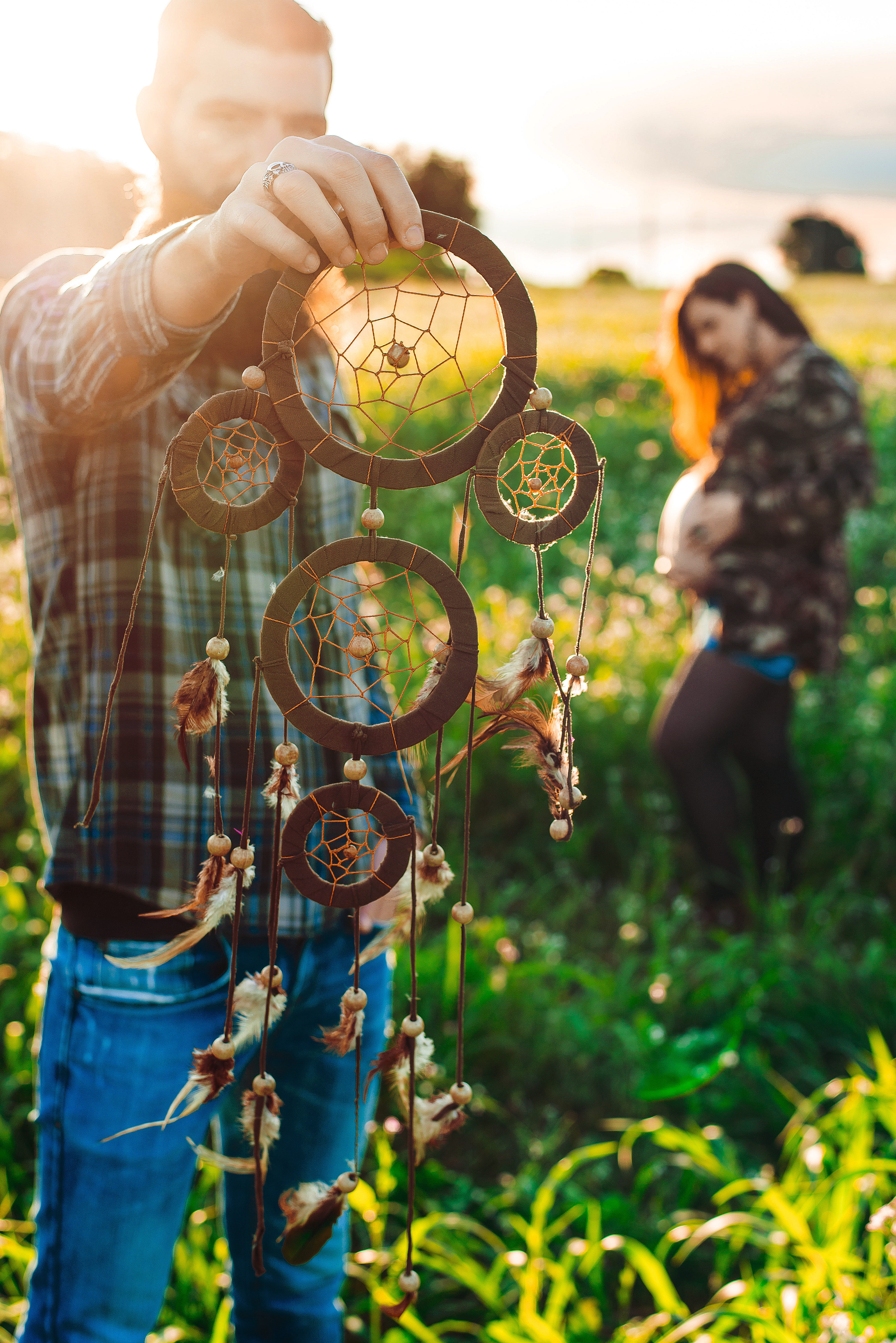 5K, dreamcatcher, string, leisure activity, sunlight, barriga, women, tre, day, standing, green, lifestyles, feather, holding, real people, man, brown, Phone HD Wallpaper
