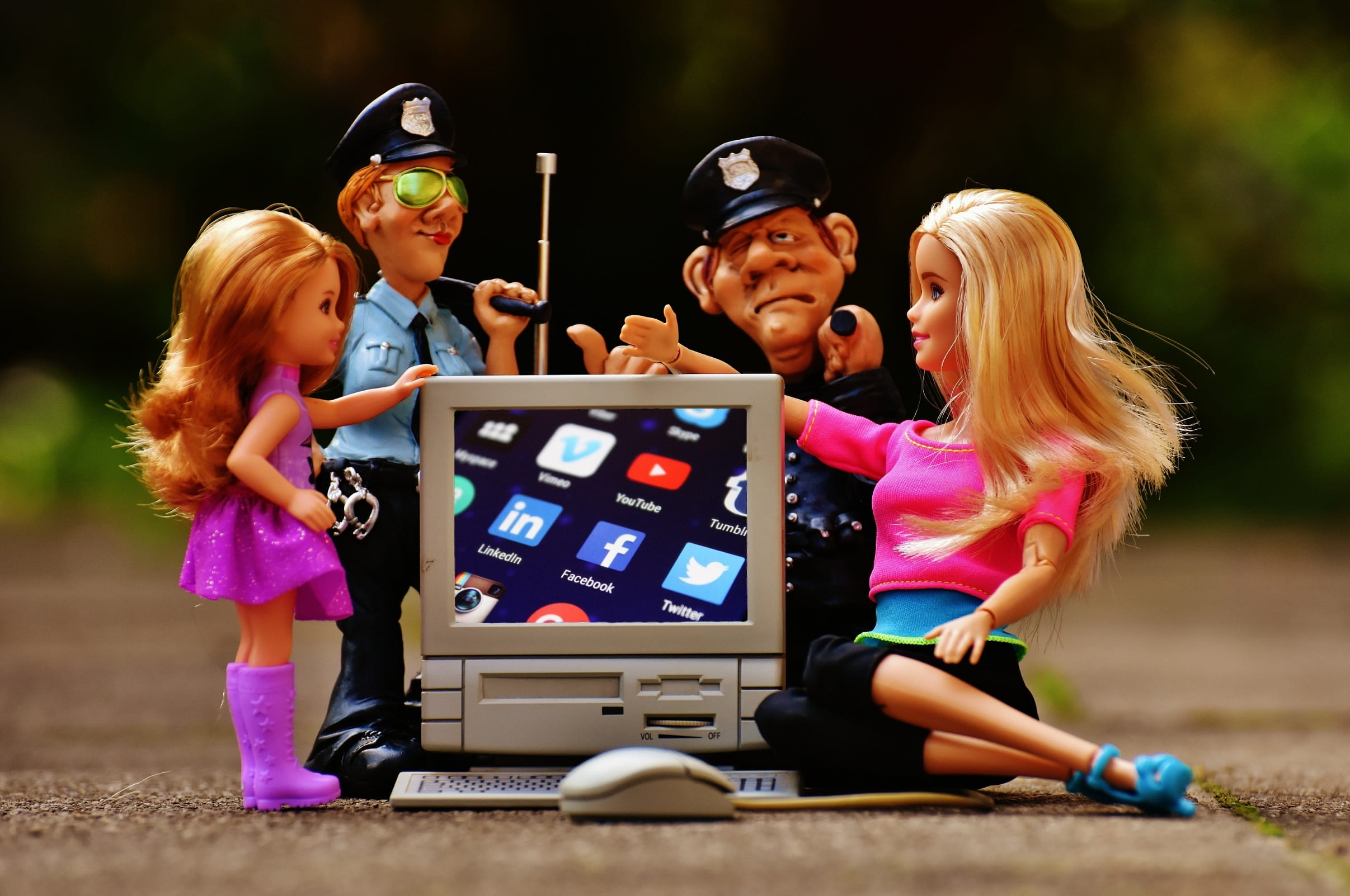 sitting, togetherness, security, 1080P, leisure activity, social, near, internet page, dolls, facebook, enlightenment, males, website, keyboard, enlighten, HD Wallpaper