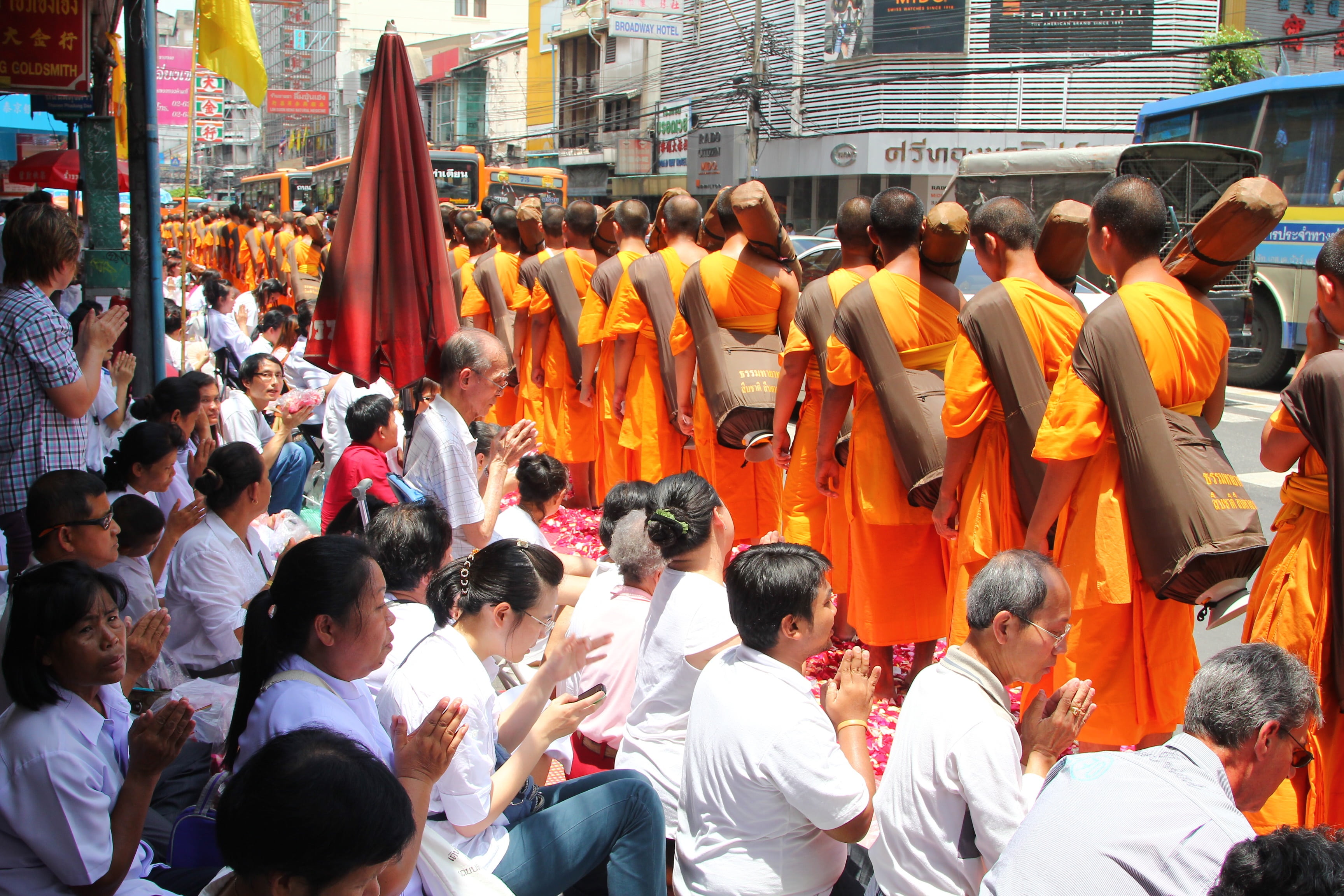 thailand, city, walking, celebration, million, 2K, belief, group of people, phra dhammakaya, more than, budhas, men, religion, street, wat, monks, day, HD Wallpaper