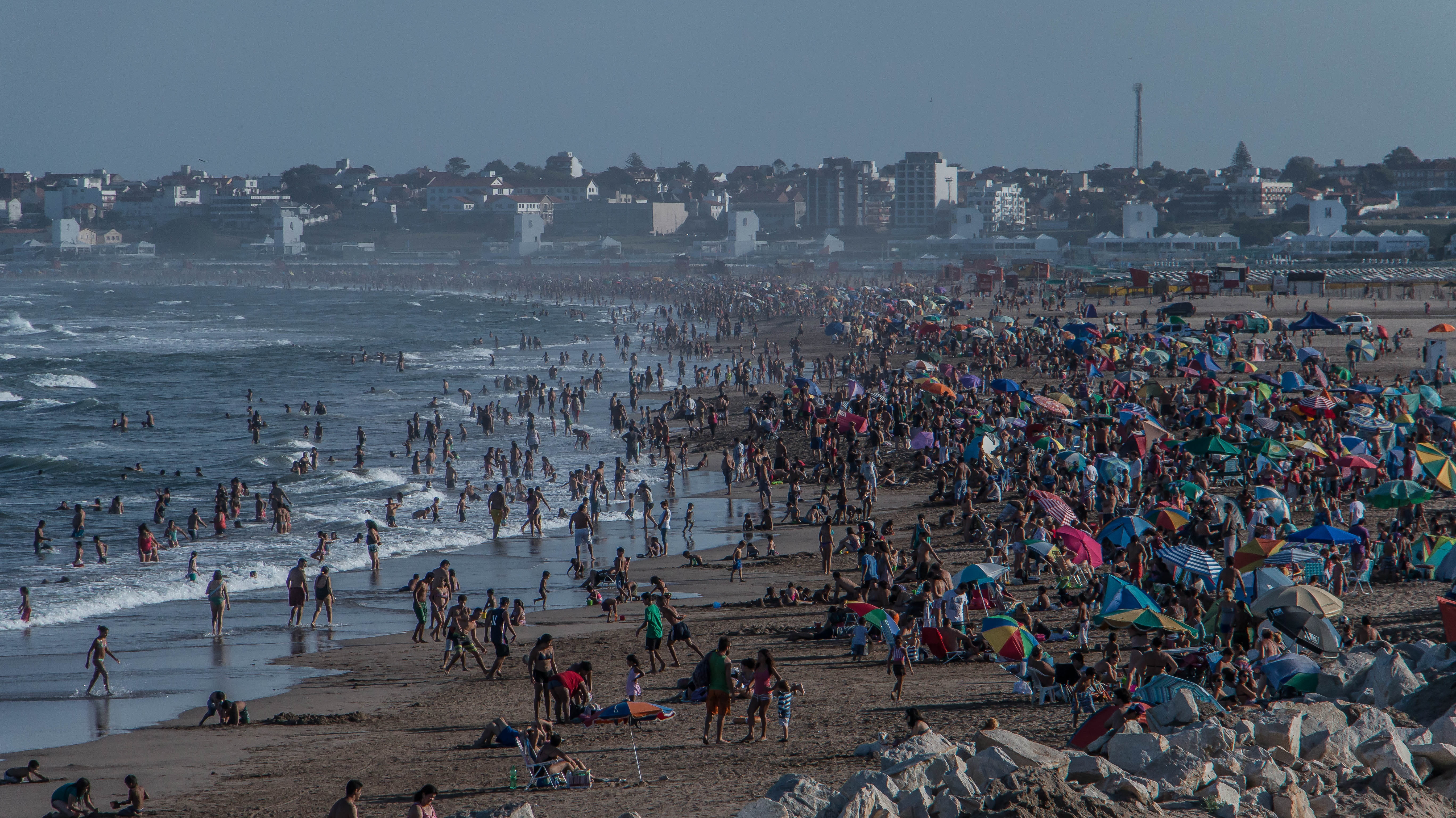 mar del plata, building exterior, real people, crowd, punta mogotes, travel destinations, large group of people, cityscape, water, people, city, day, nature, HD Wallpaper