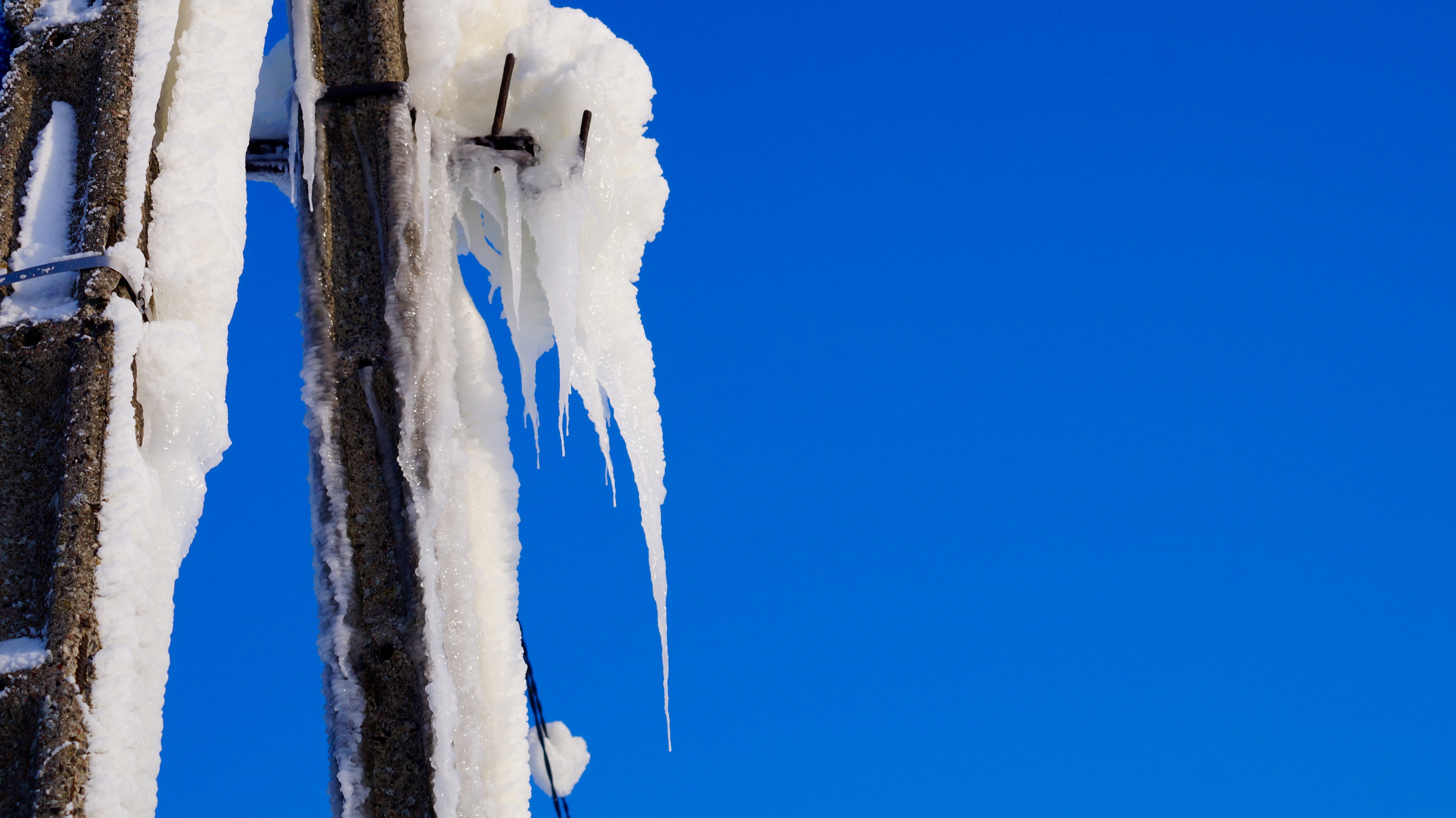 outdoors, up chrobry, icicle, cold - Temperature, blue, no people, ice, trunk, frost, nature, low angle view, skis, beauty in nature, tranquility, sunlight, HD Wallpaper