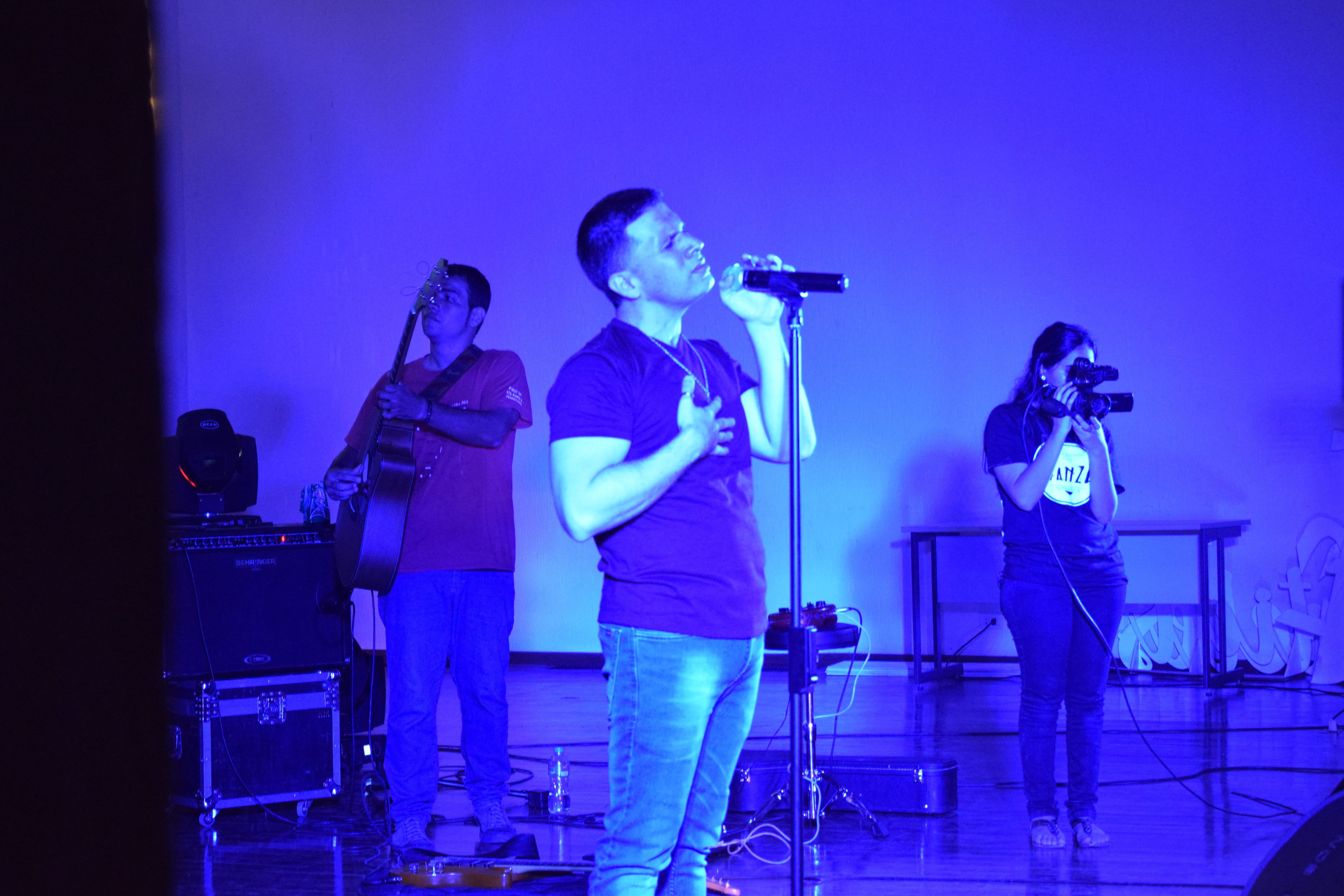 nightlife, adolfotorres, young men, holding, adult, music, generozelote, 5K, gospel, asunción, hairstyle, papacelestial, worship, uep campus gutenberg - universidad evangélica del paraguay, HD Wallpaper