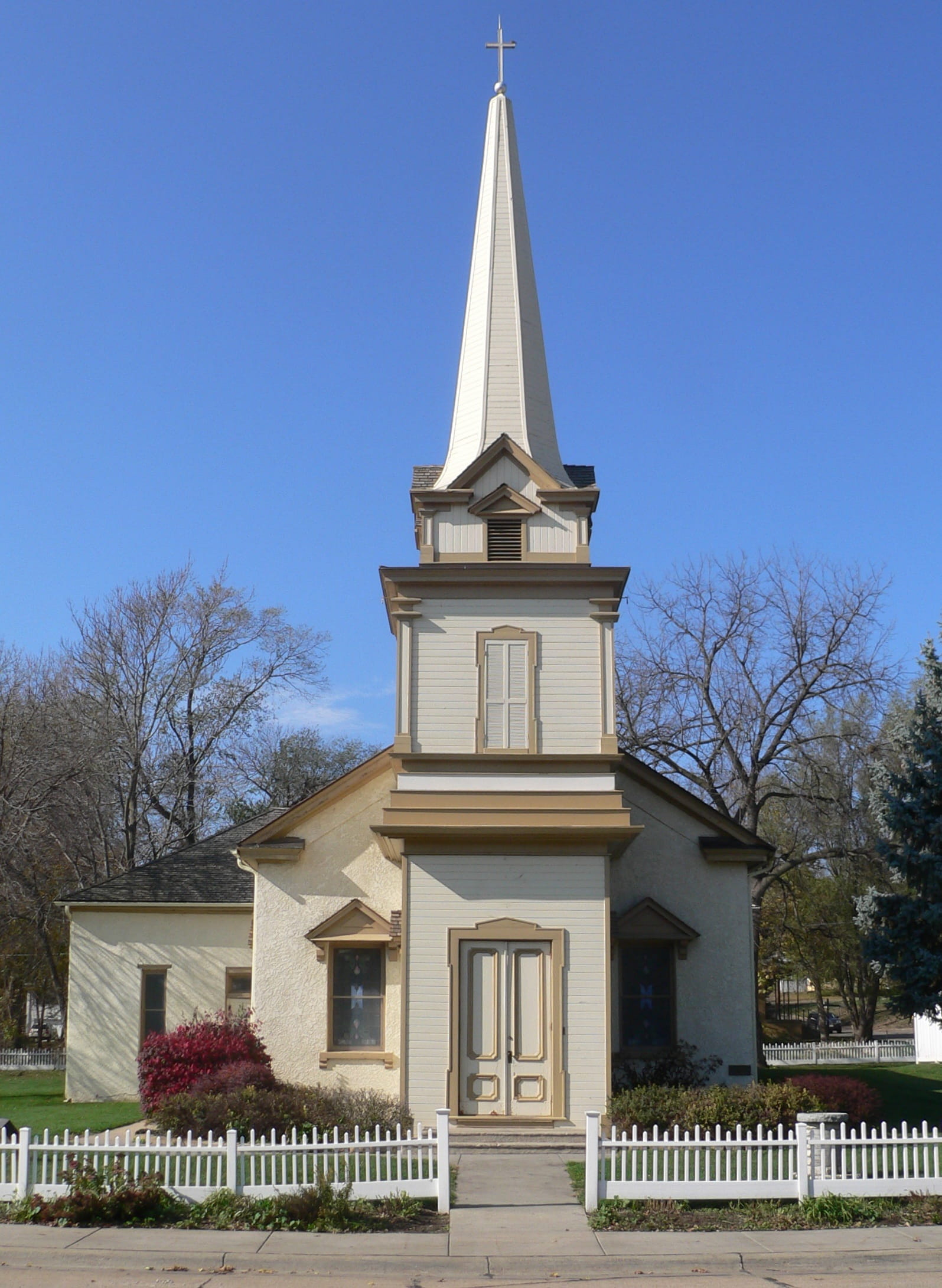 tree, church, religion, spirituality, day, low angle view, tower, plant, First Presbyterian Church, outdoors, spire, clear sky, nebraska, first, architecture, Phone HD Wallpaper