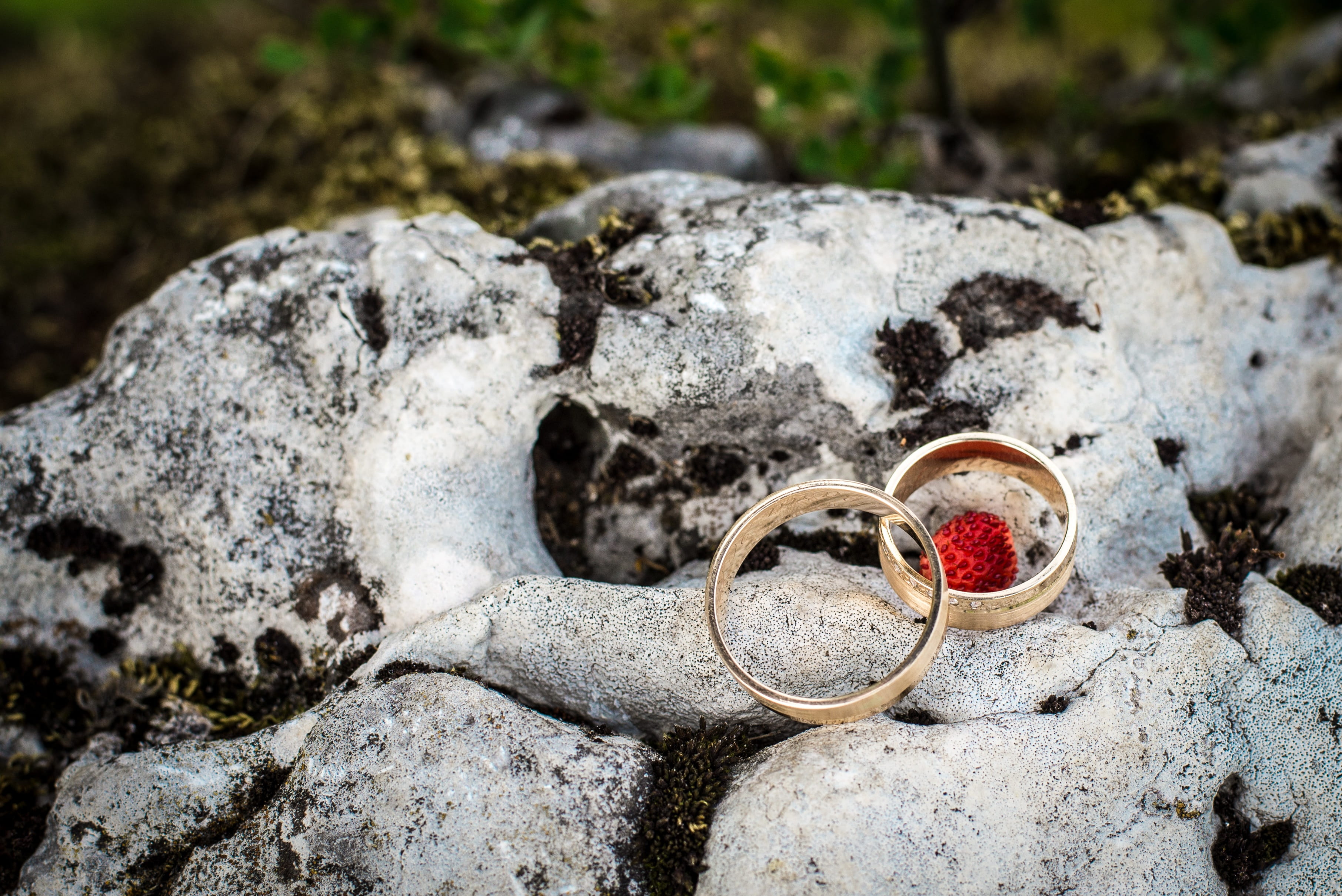 2K, nature, two, young couple, jewelry, solid, close-up, rock, rings, heart shape, gray, wedding, stone, positive emotion, focus, shallow, rock - object, HD Wallpaper